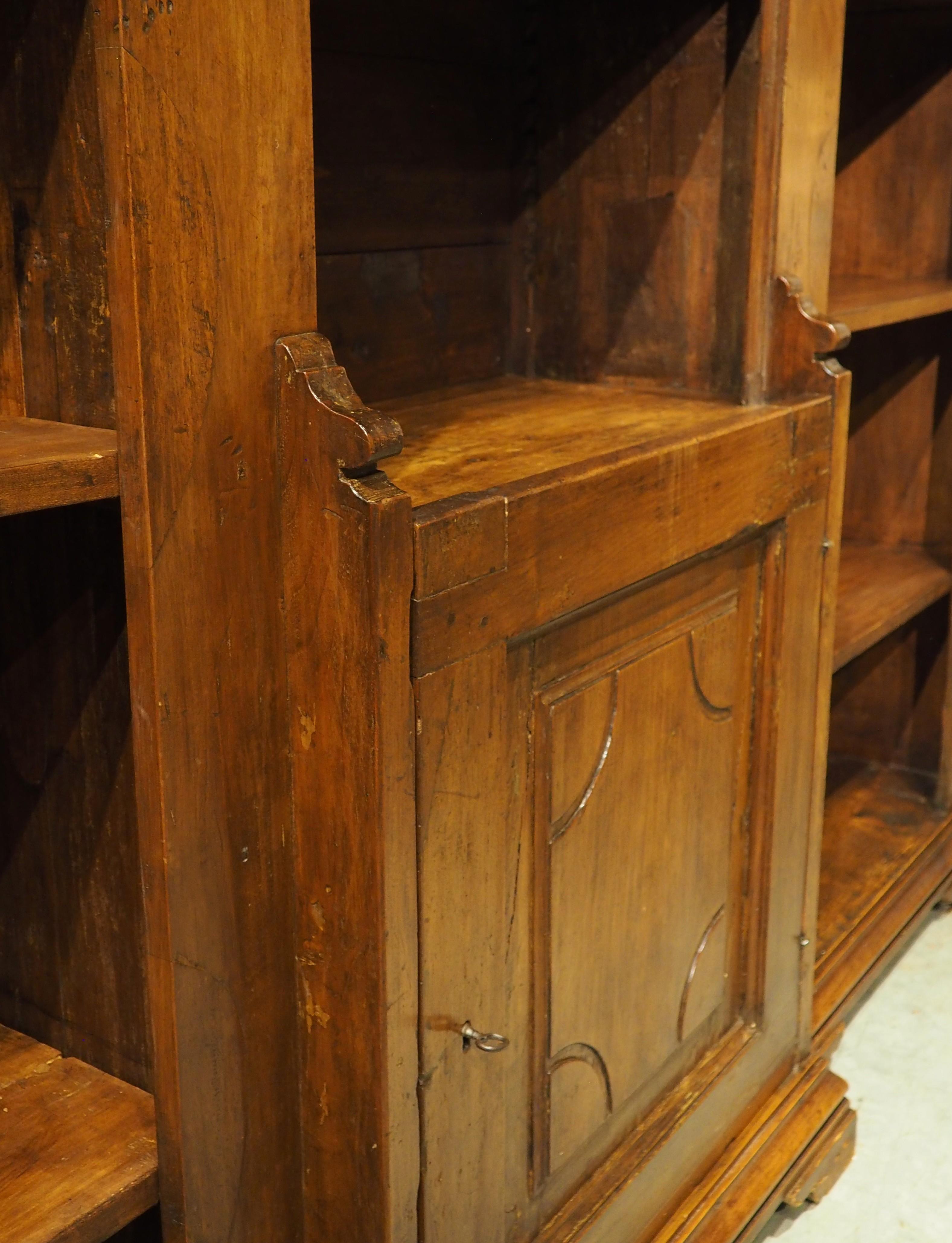 Bibliothèque italienne ancienne à triple niche en Wood Wood Wood ex Confessional, 19ème siècle en vente 8
