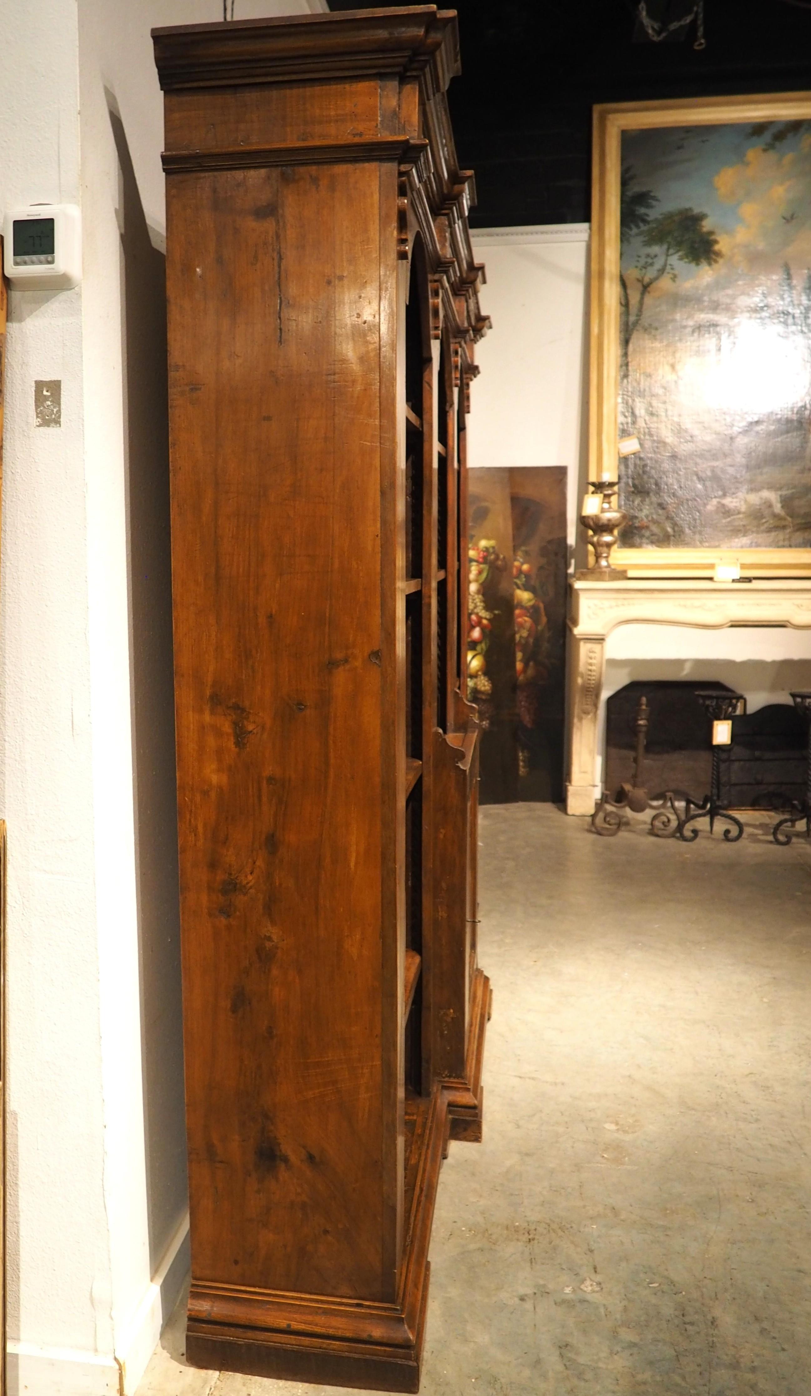 Bibliothèque italienne ancienne à triple niche en Wood Wood Wood ex Confessional, 19ème siècle en vente 10