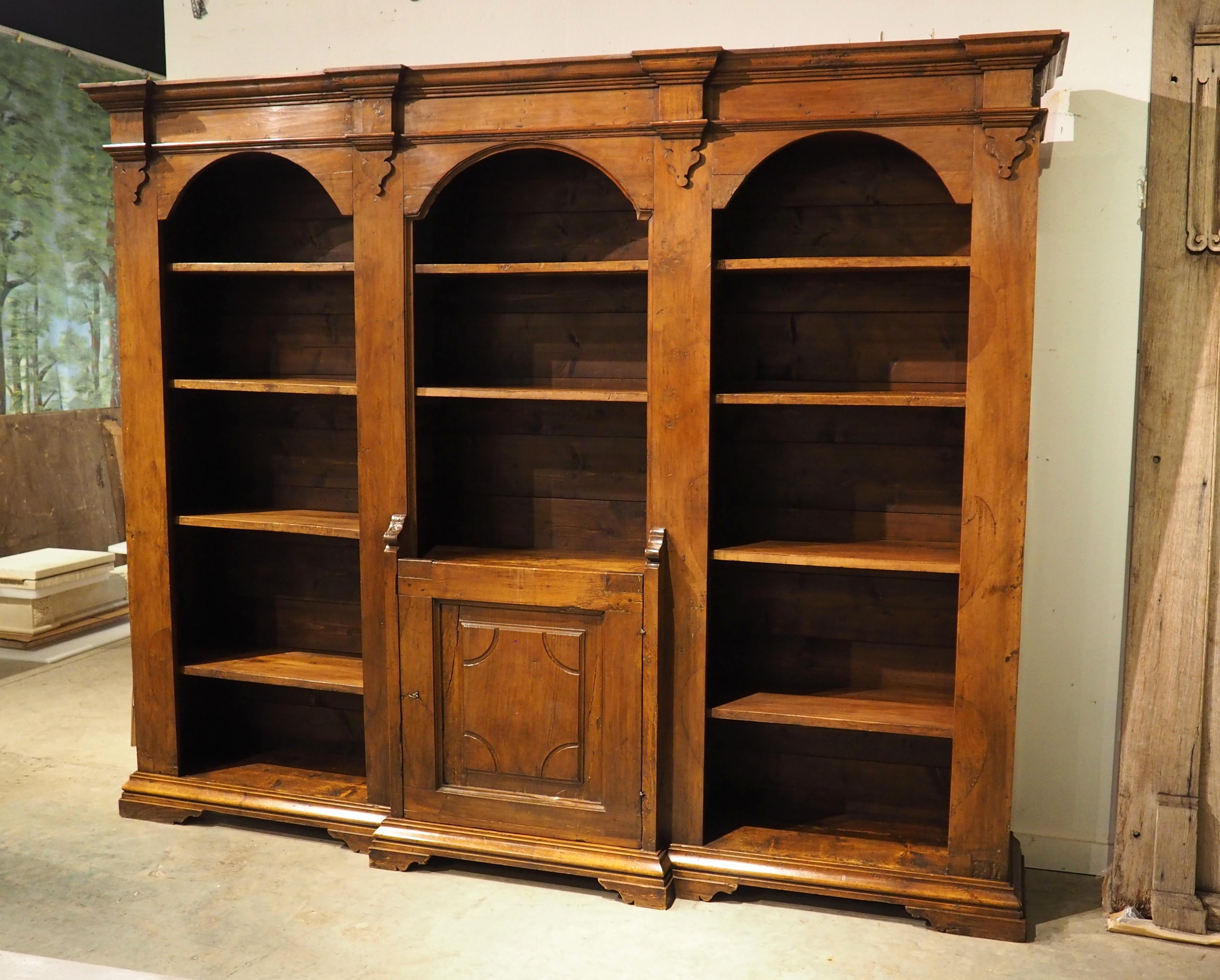 Bibliothèque italienne ancienne à triple niche en Wood Wood Wood ex Confessional, 19ème siècle en vente 13