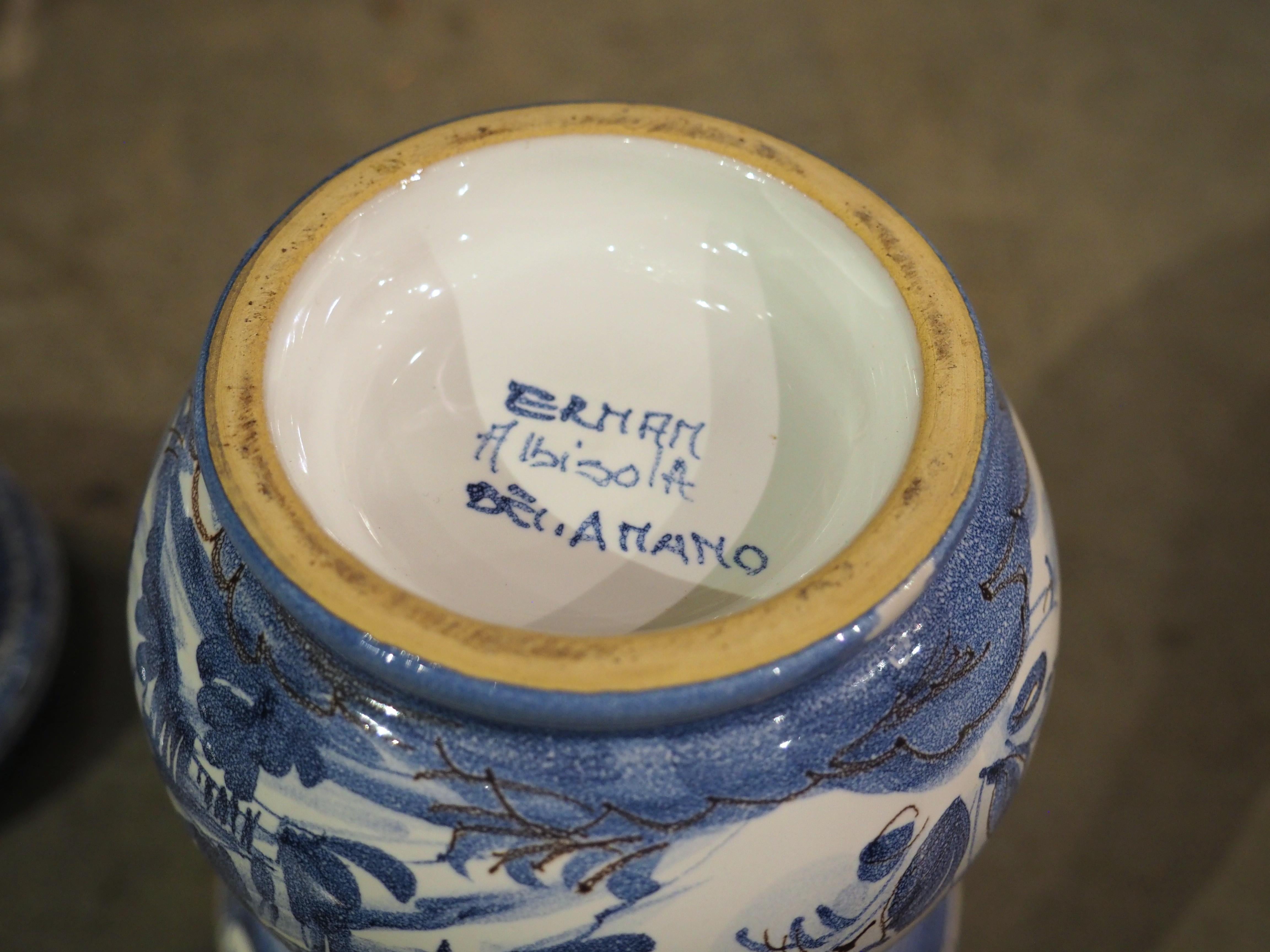 Ulteriori informazioni in arrivo...

La combinazione di colori blu cobalto e bianco di questi quattro vasi da farmacia italiani in albisola ricorda la tavolozza dei Delftware.  Ognuno dei quattro vasi con coperchio varia in altezza e diametro, ma