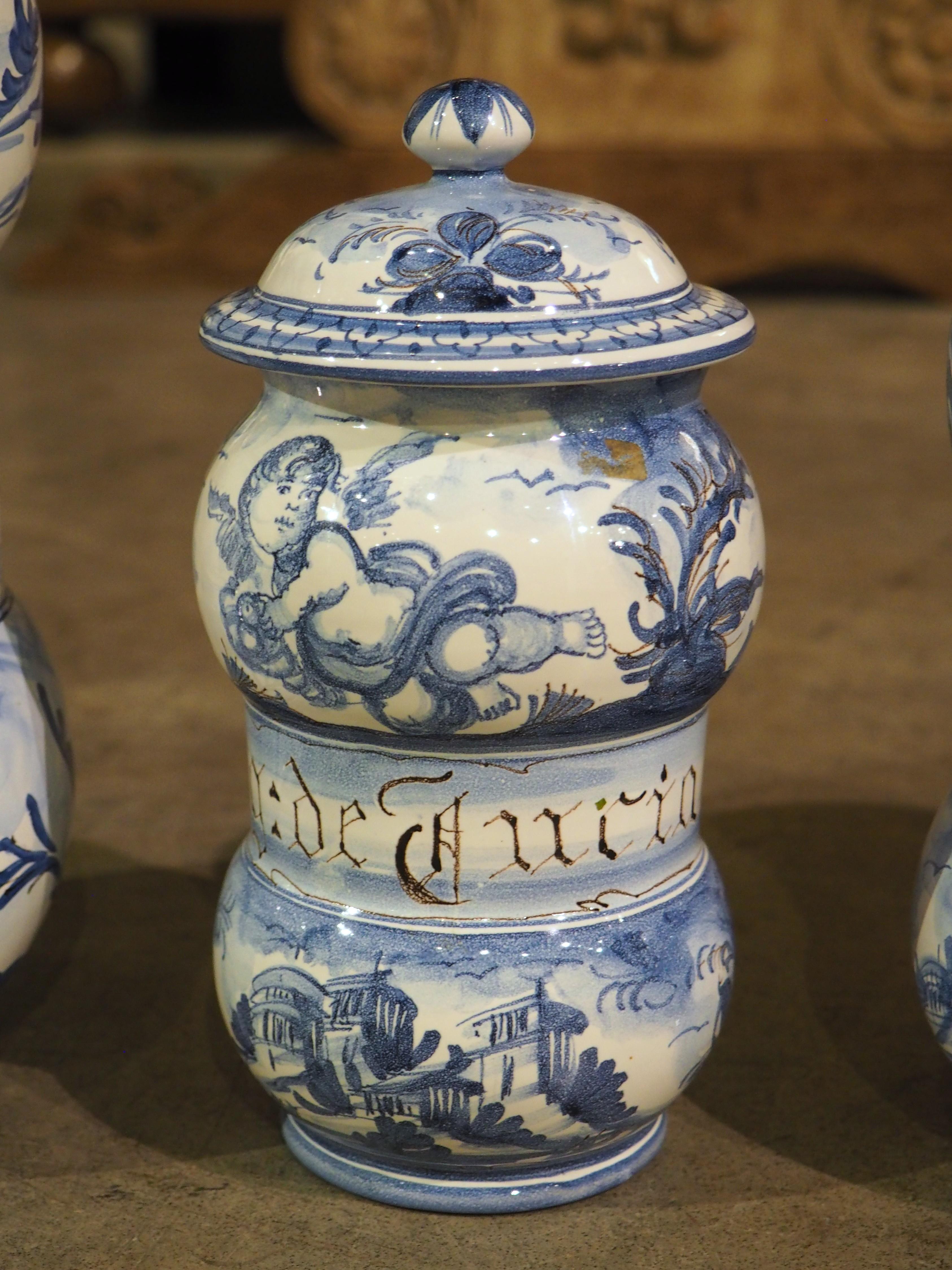 Ceramica Set di quattro vasi da farmacia Albisola con coperchio in bianco e blu del XX secolo in vendita