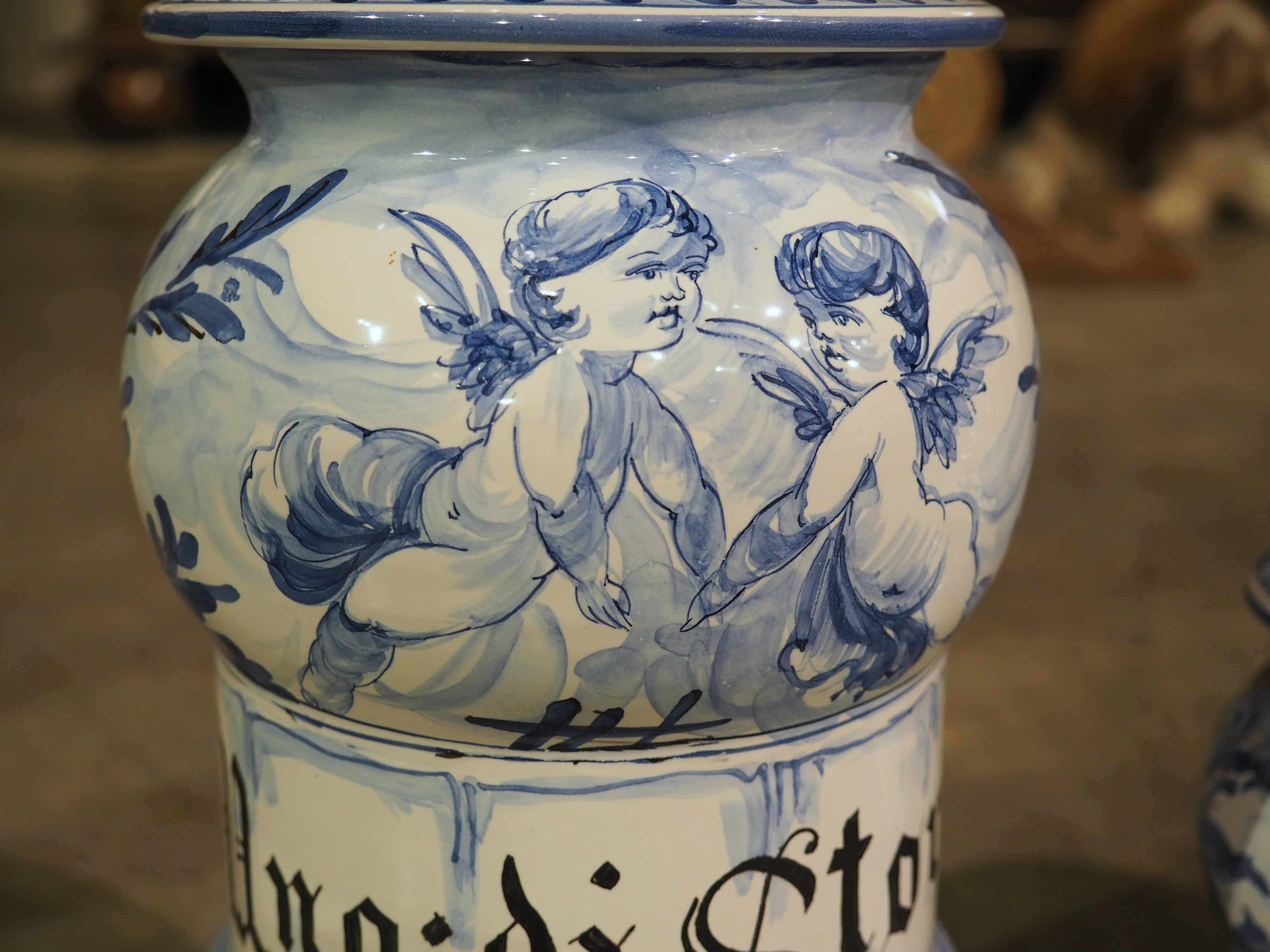 Set di quattro vasi da farmacia Albisola con coperchio in bianco e blu del XX secolo in vendita 12