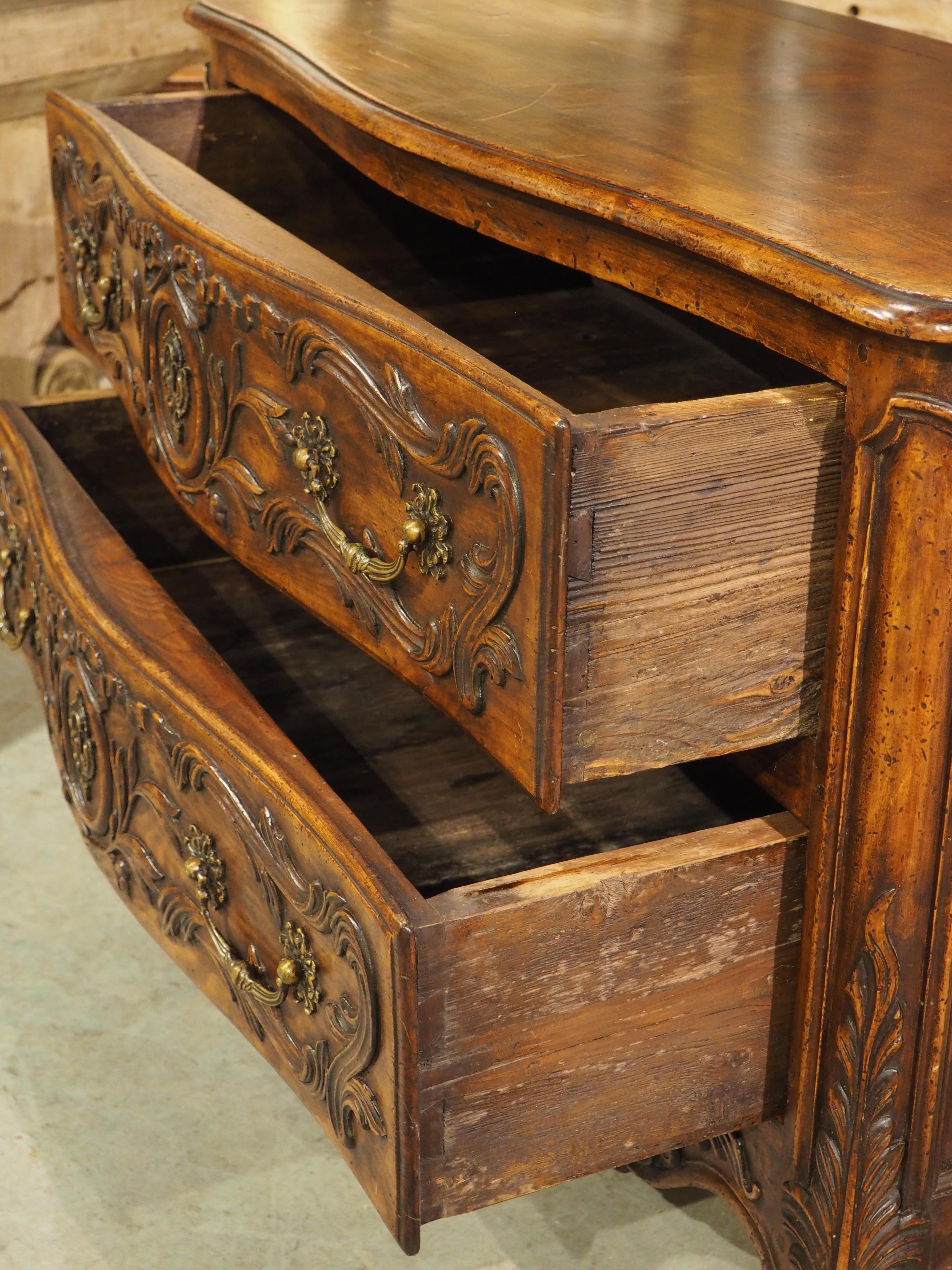 Commode à 2 tiroirs en noyer du XIXe siècle de style transitionnel français provenant d'Arles en vente 5