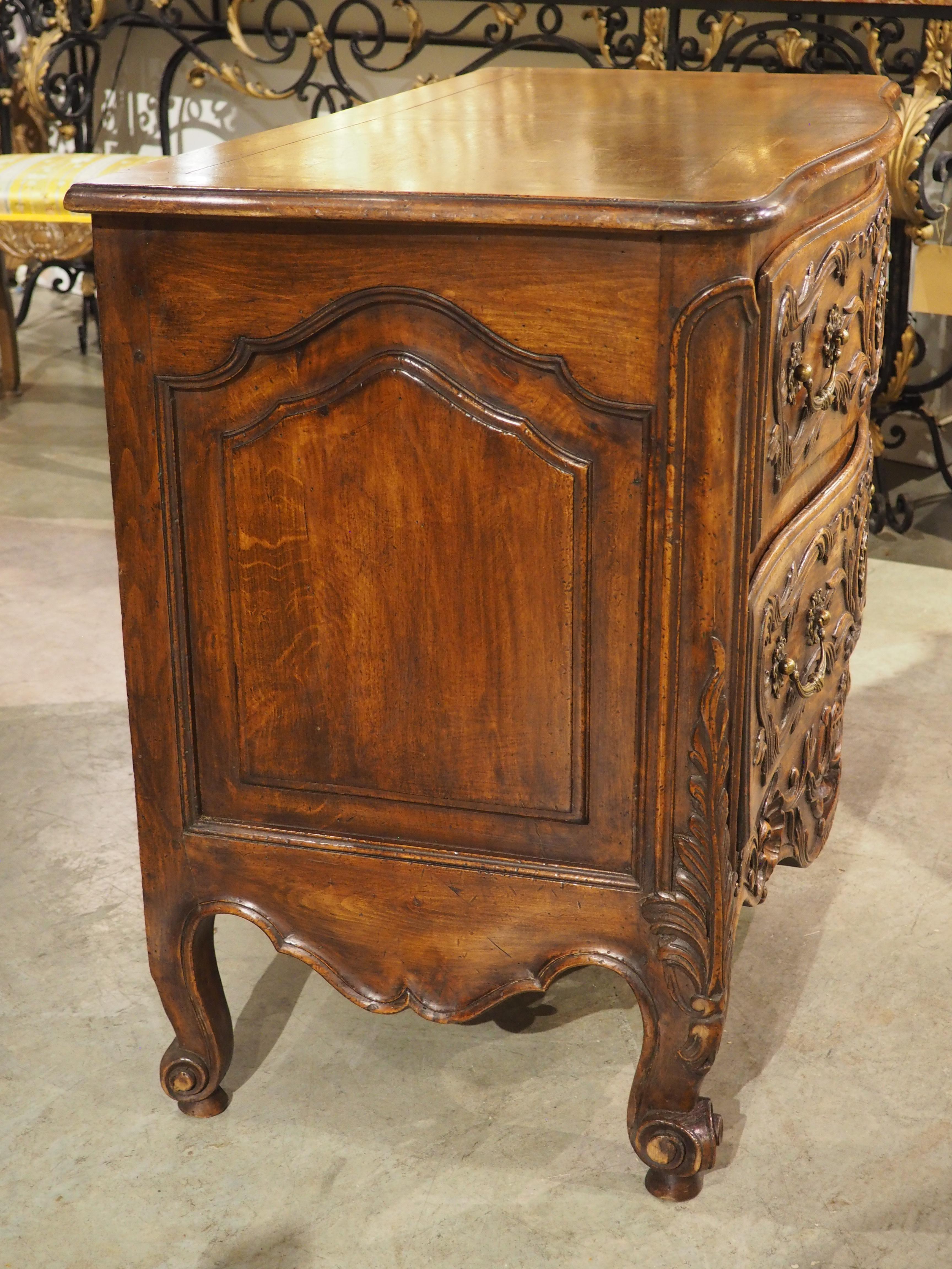 Commode à 2 tiroirs en noyer du XIXe siècle de style transitionnel français provenant d'Arles en vente 9