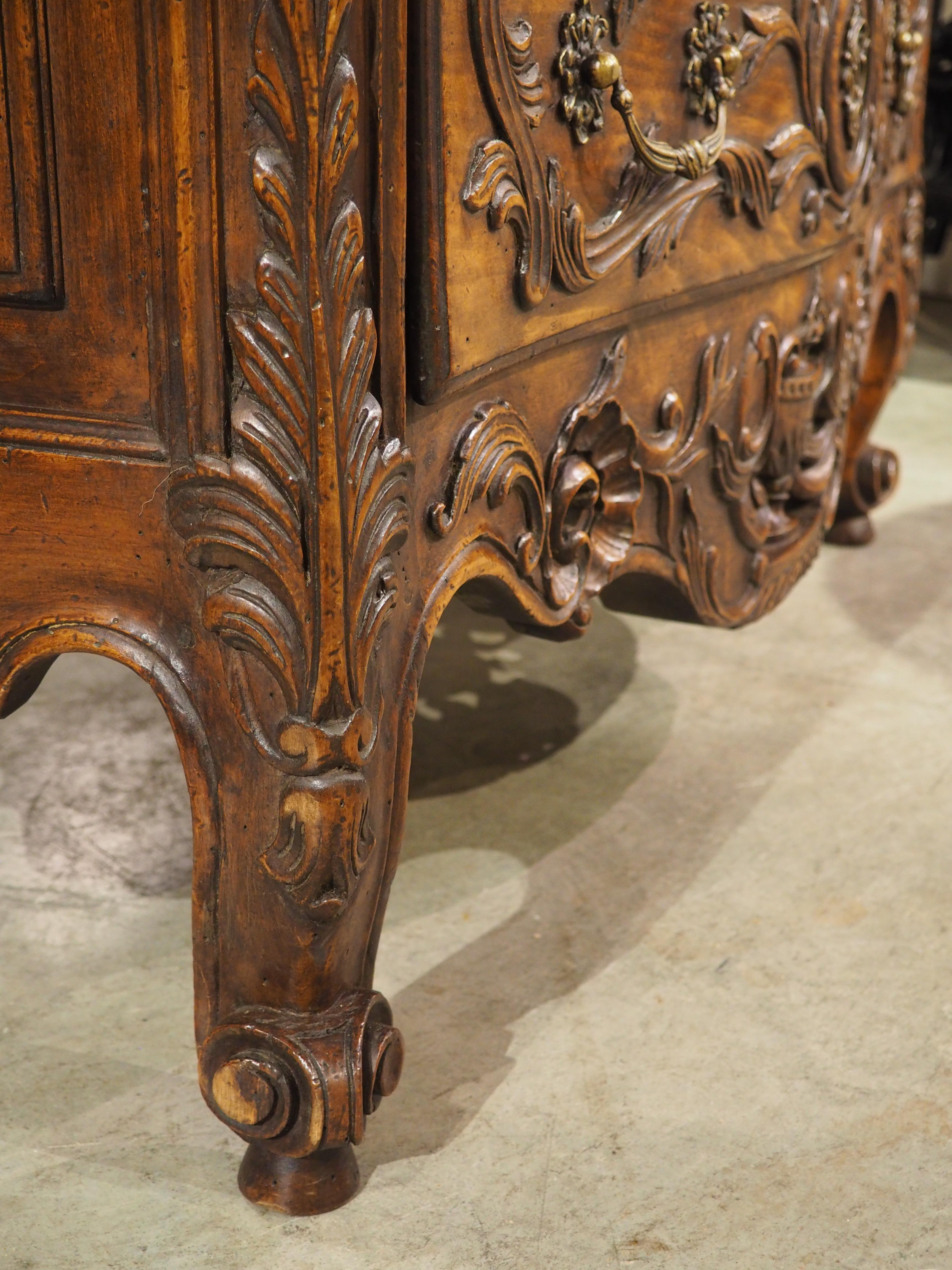 Commode à 2 tiroirs en noyer du XIXe siècle de style transitionnel français provenant d'Arles en vente 10