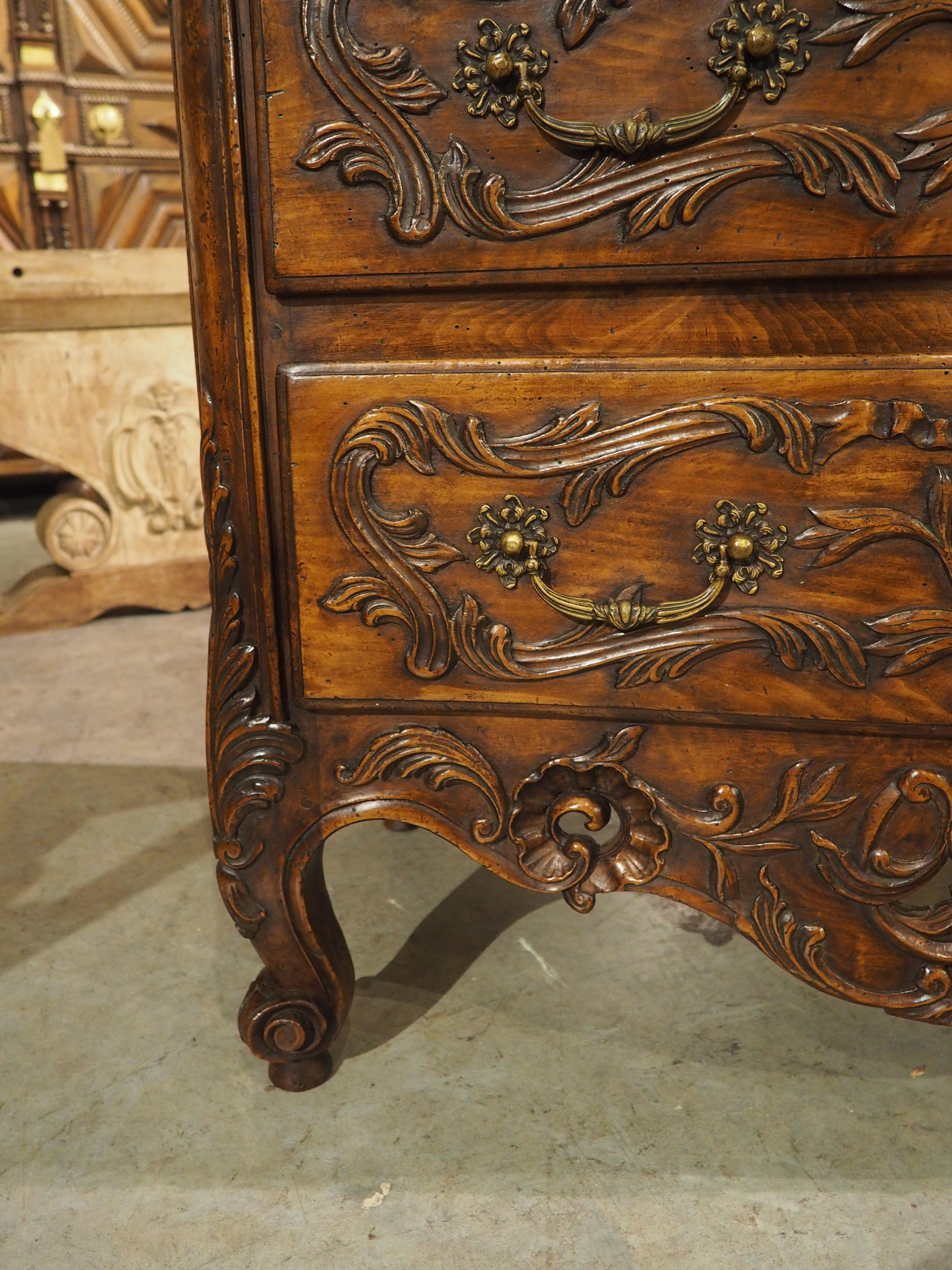 Commode à 2 tiroirs en noyer du XIXe siècle de style transitionnel français provenant d'Arles en vente 1