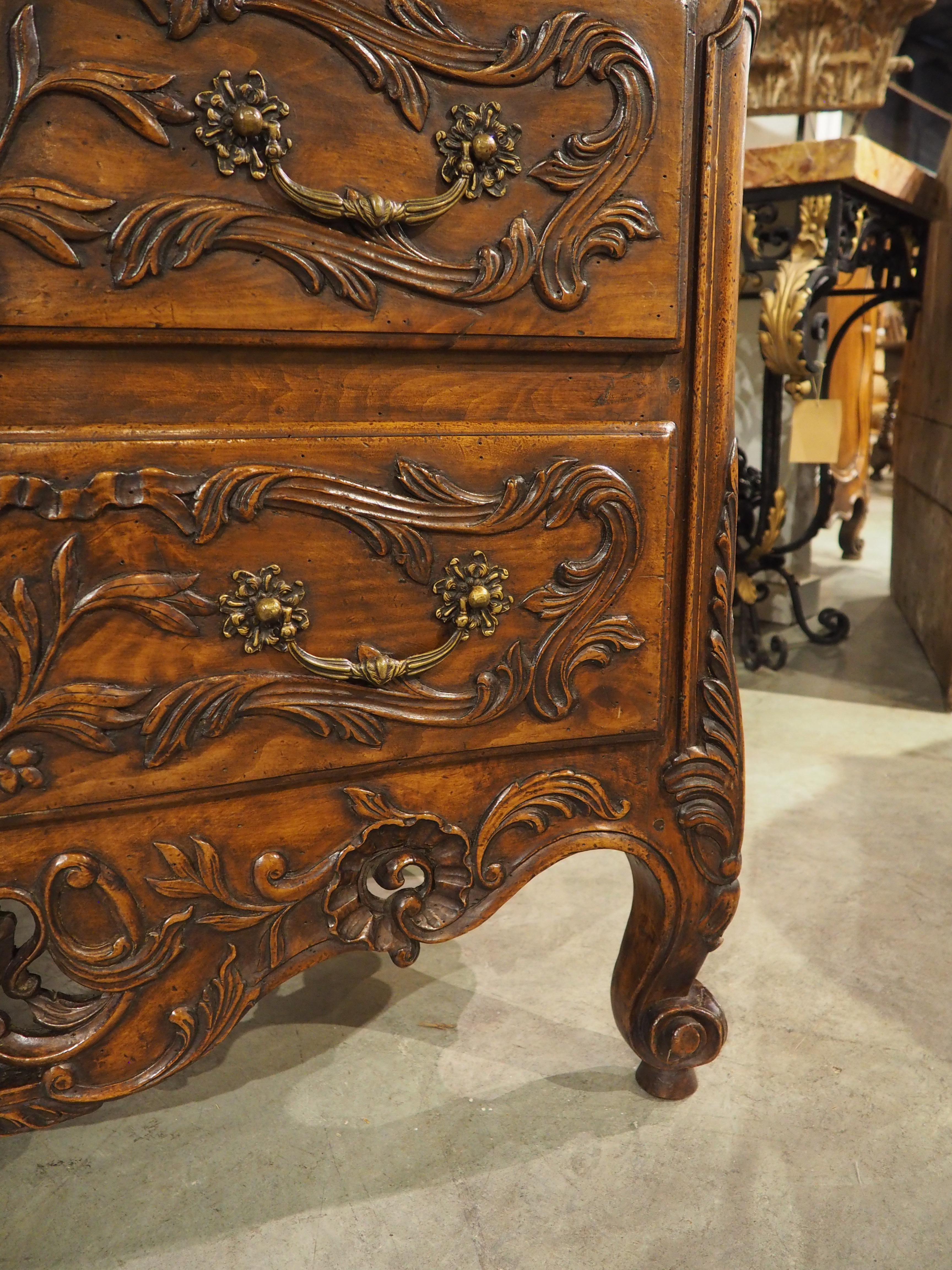 Commode à 2 tiroirs en noyer du XIXe siècle de style transitionnel français provenant d'Arles en vente 2