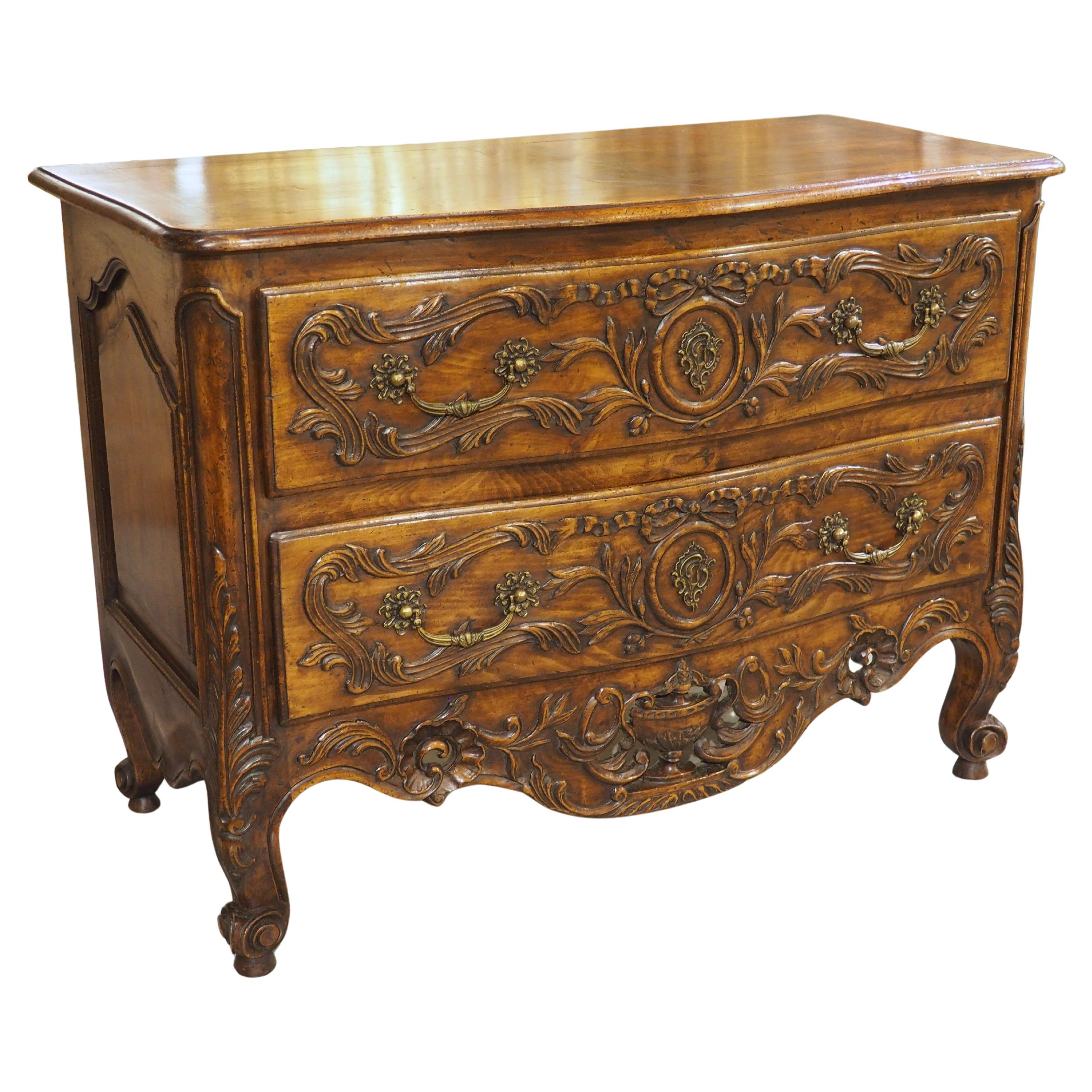 Commode à 2 tiroirs en noyer du XIXe siècle de style transitionnel français provenant d'Arles