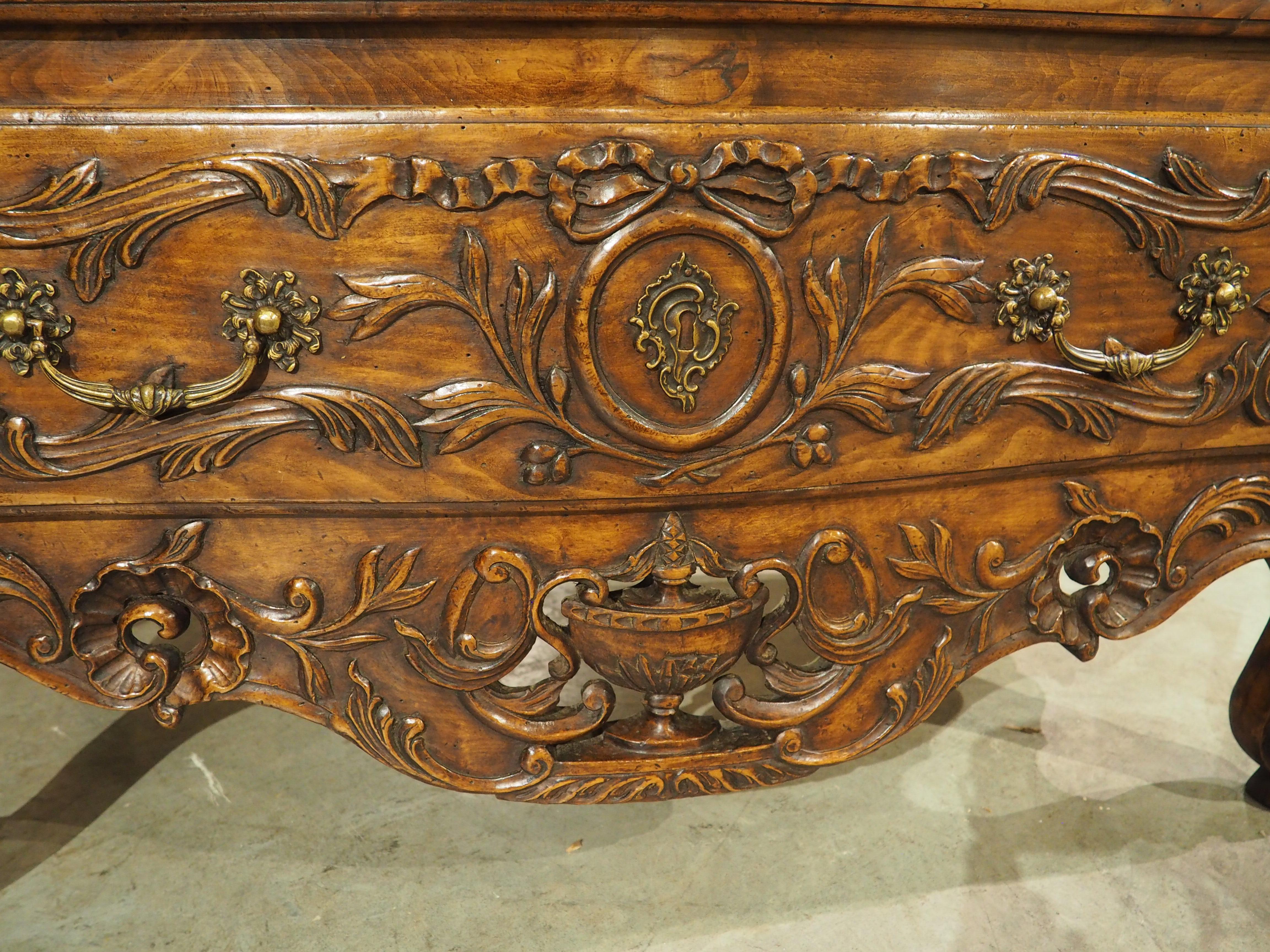 Commode à 2 tiroirs en noyer du XIXe siècle de style transitionnel français provenant d'Arles Bon état - En vente à Dallas, TX