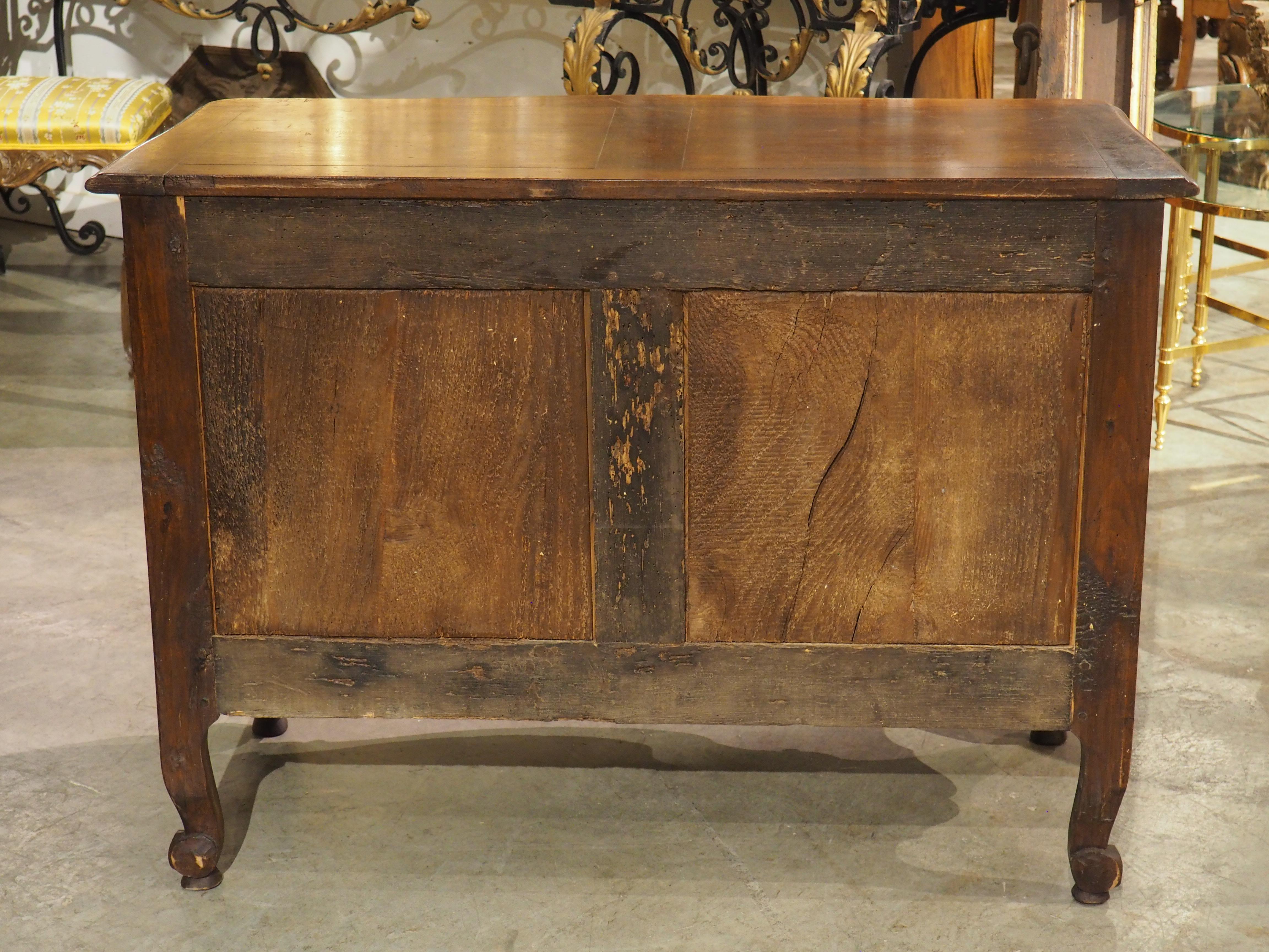 Plus d'informations bientôt...

Magnifique commode française d'Arles, la commode à deux tiroirs présente une façade en bombe, associée à des courbes subtiles au niveau du plateau légèrement en surplomb.  Chaque tiroir possède des poignées en bronze