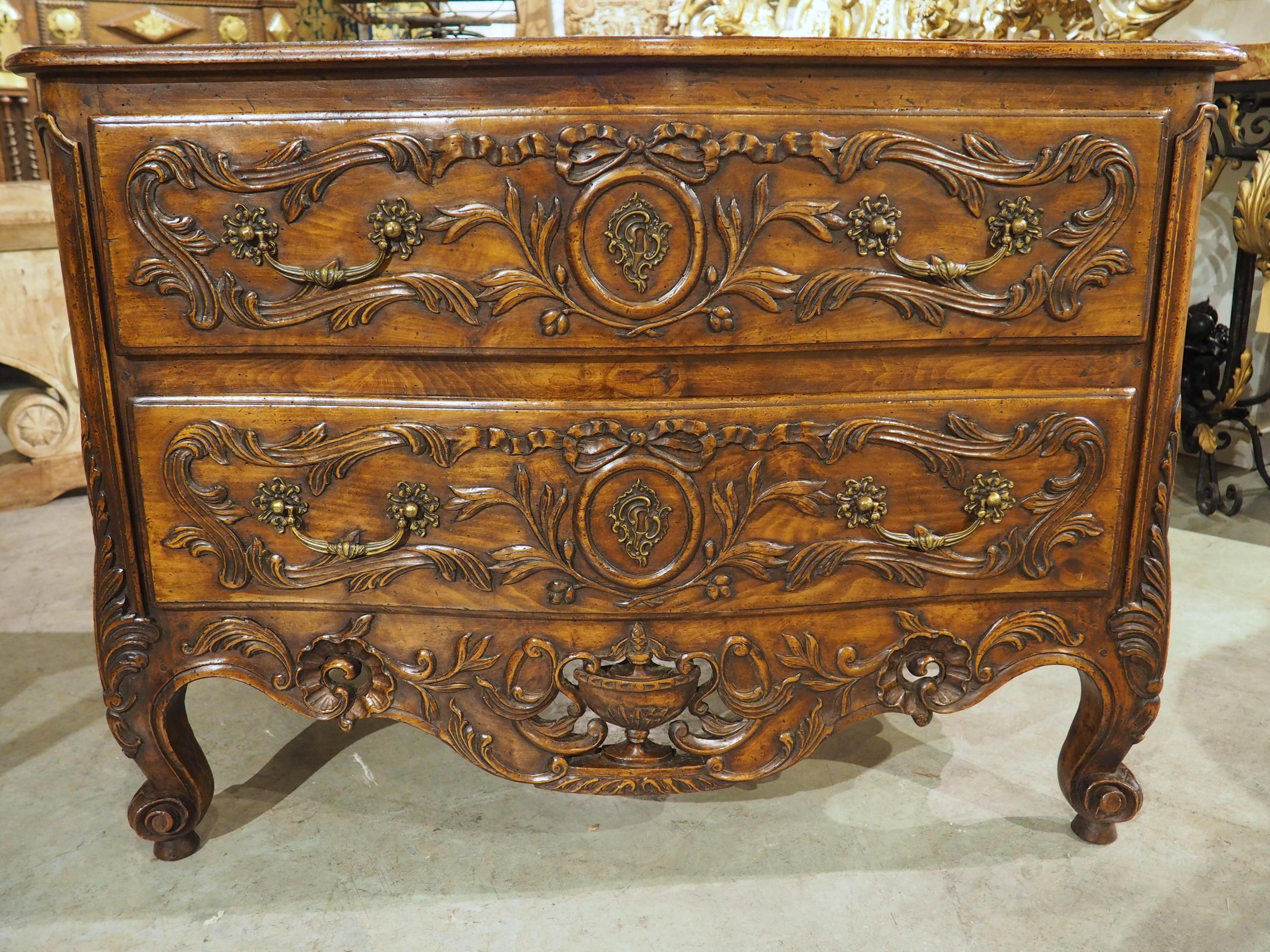 Sculpté à la main Commode à 2 tiroirs en noyer du XIXe siècle de style transitionnel français provenant d'Arles en vente