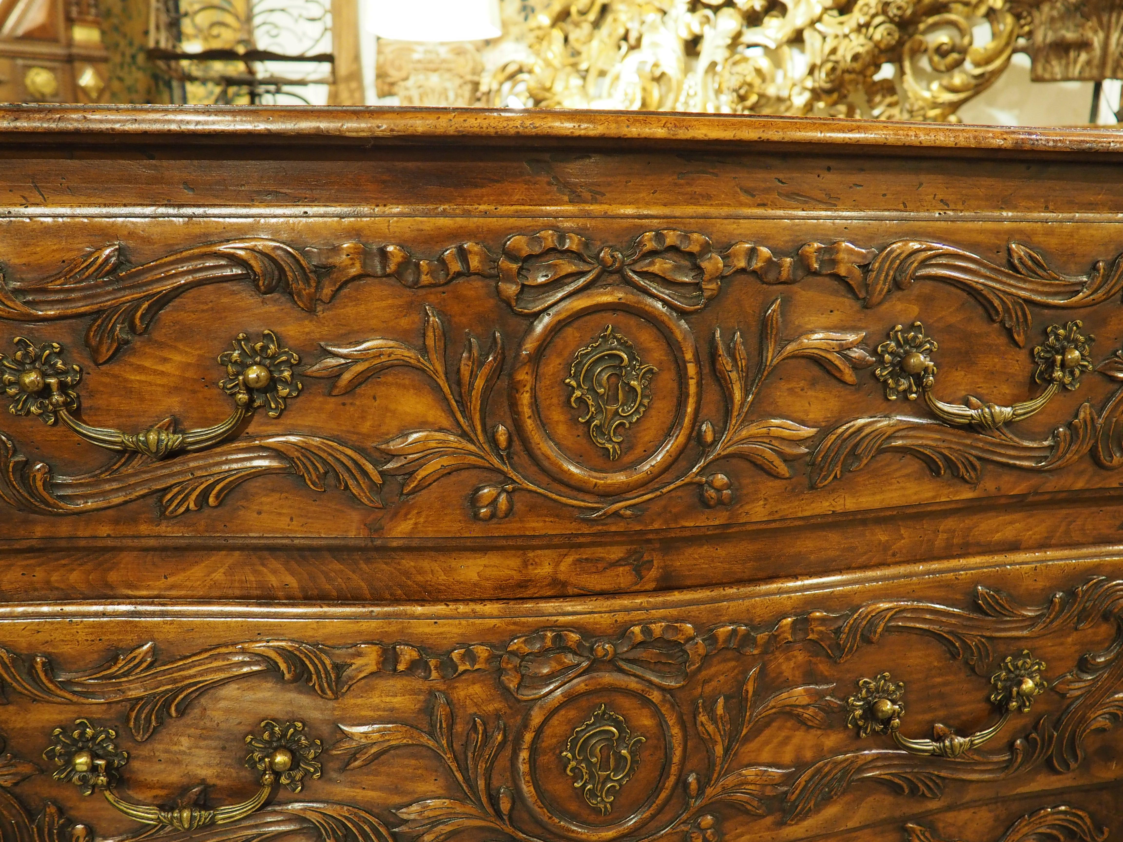 Métal Commode à 2 tiroirs en noyer du XIXe siècle de style transitionnel français provenant d'Arles en vente