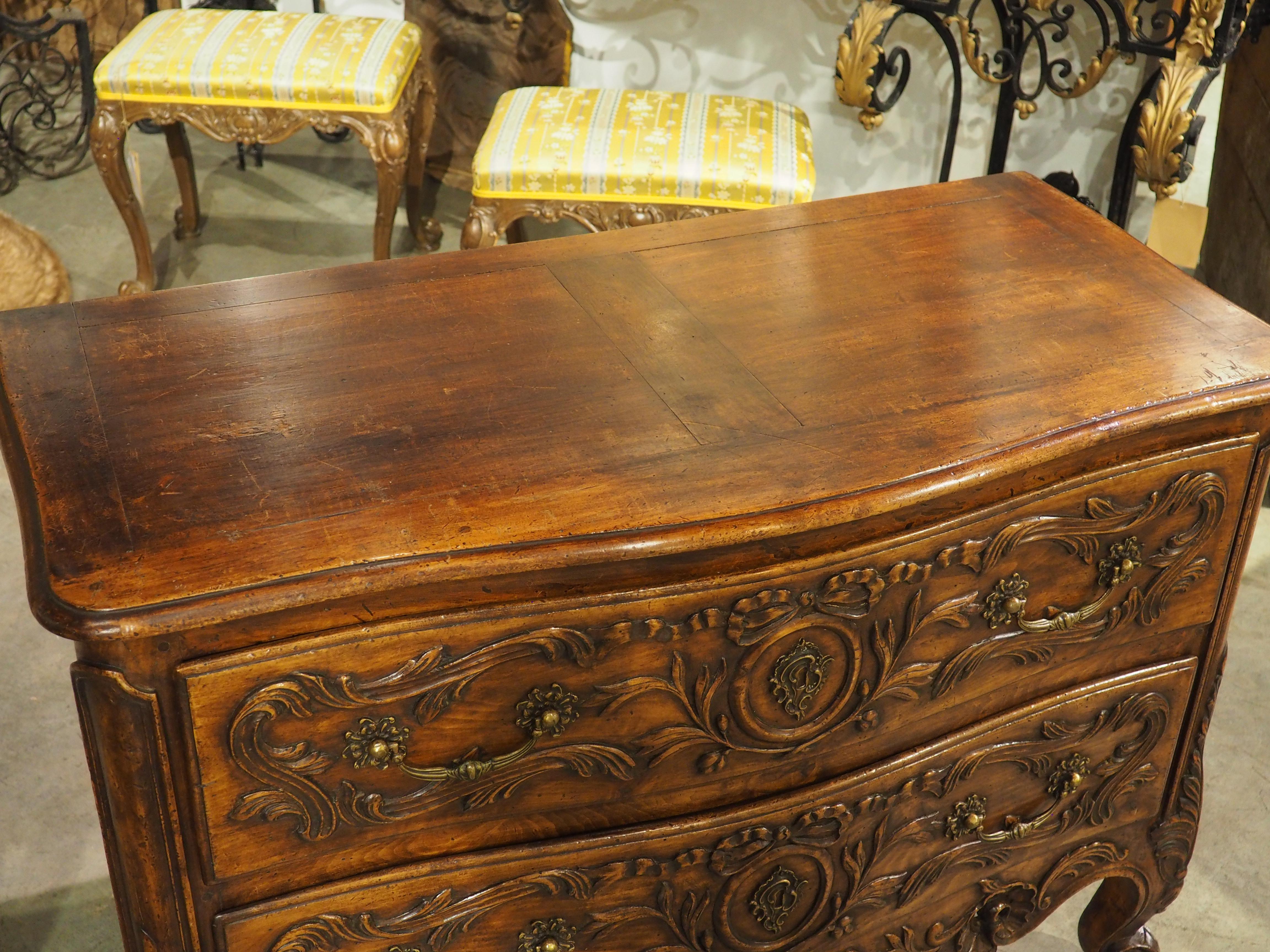 Français Commode à 2 tiroirs en noyer du XIXe siècle de style transitionnel français provenant d'Arles en vente