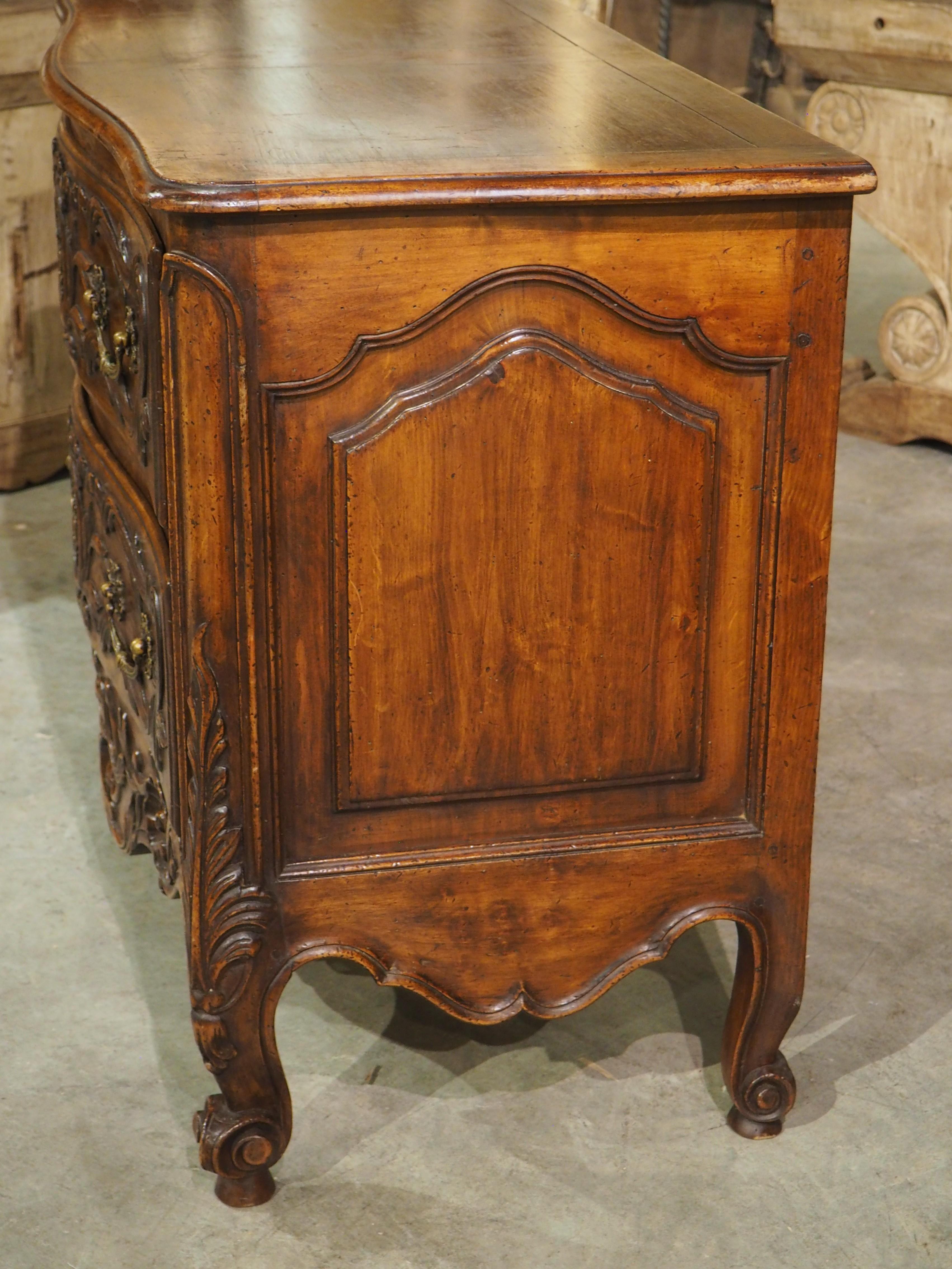 Commode à 2 tiroirs en noyer du XIXe siècle de style transitionnel français provenant d'Arles en vente 7