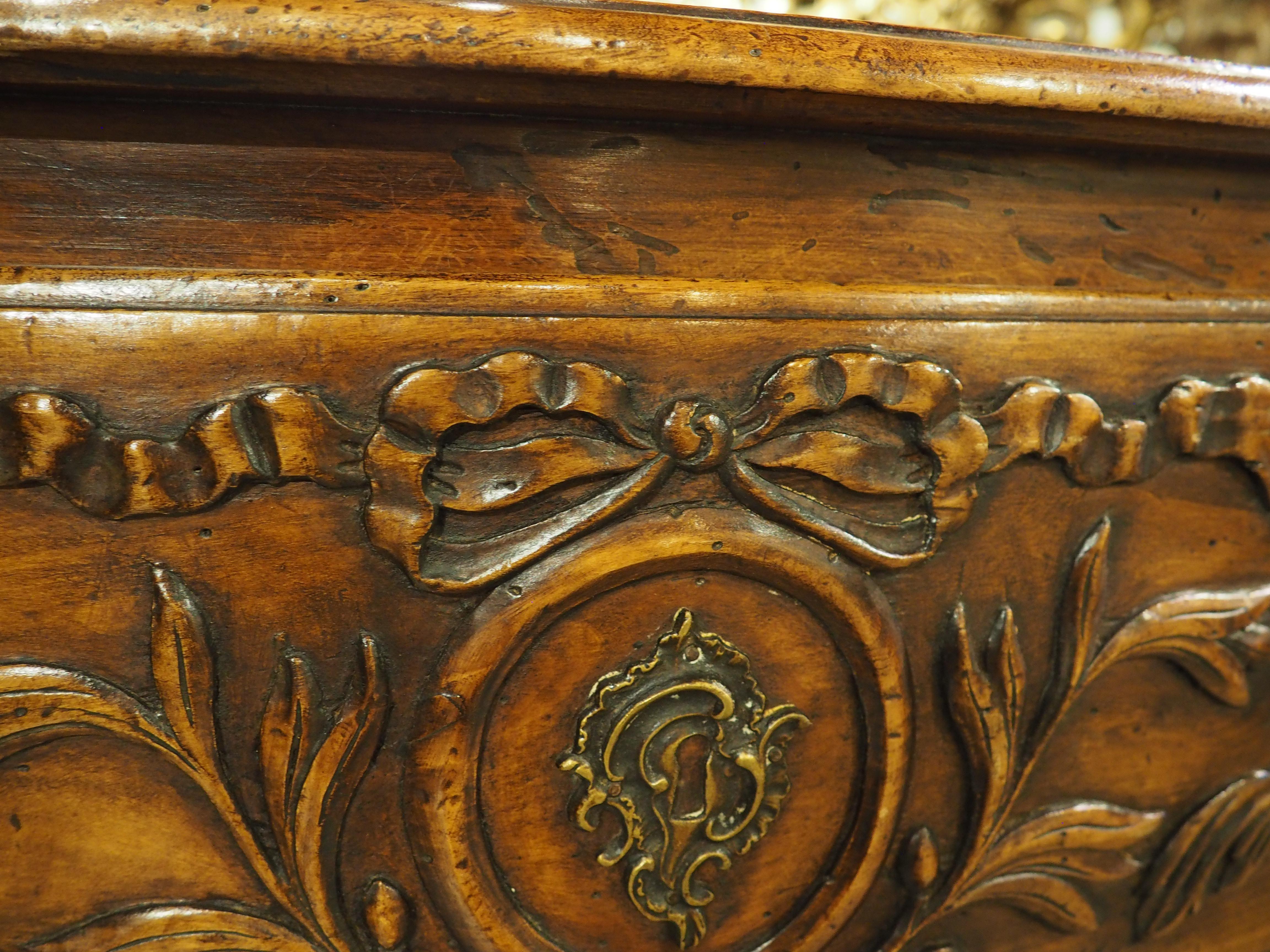 Commode à 2 tiroirs en noyer du XIXe siècle de style transitionnel français provenant d'Arles en vente 3