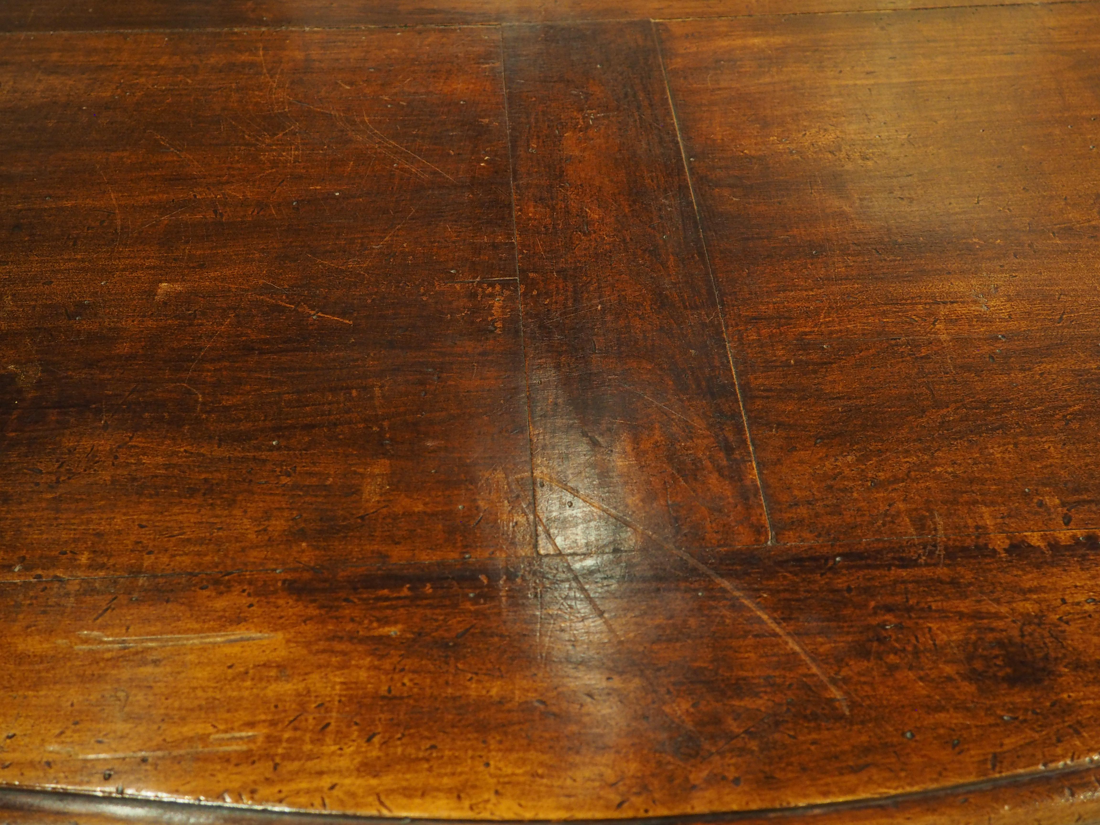 Commode à 2 tiroirs en noyer du XIXe siècle de style transitionnel français provenant d'Arles en vente 6