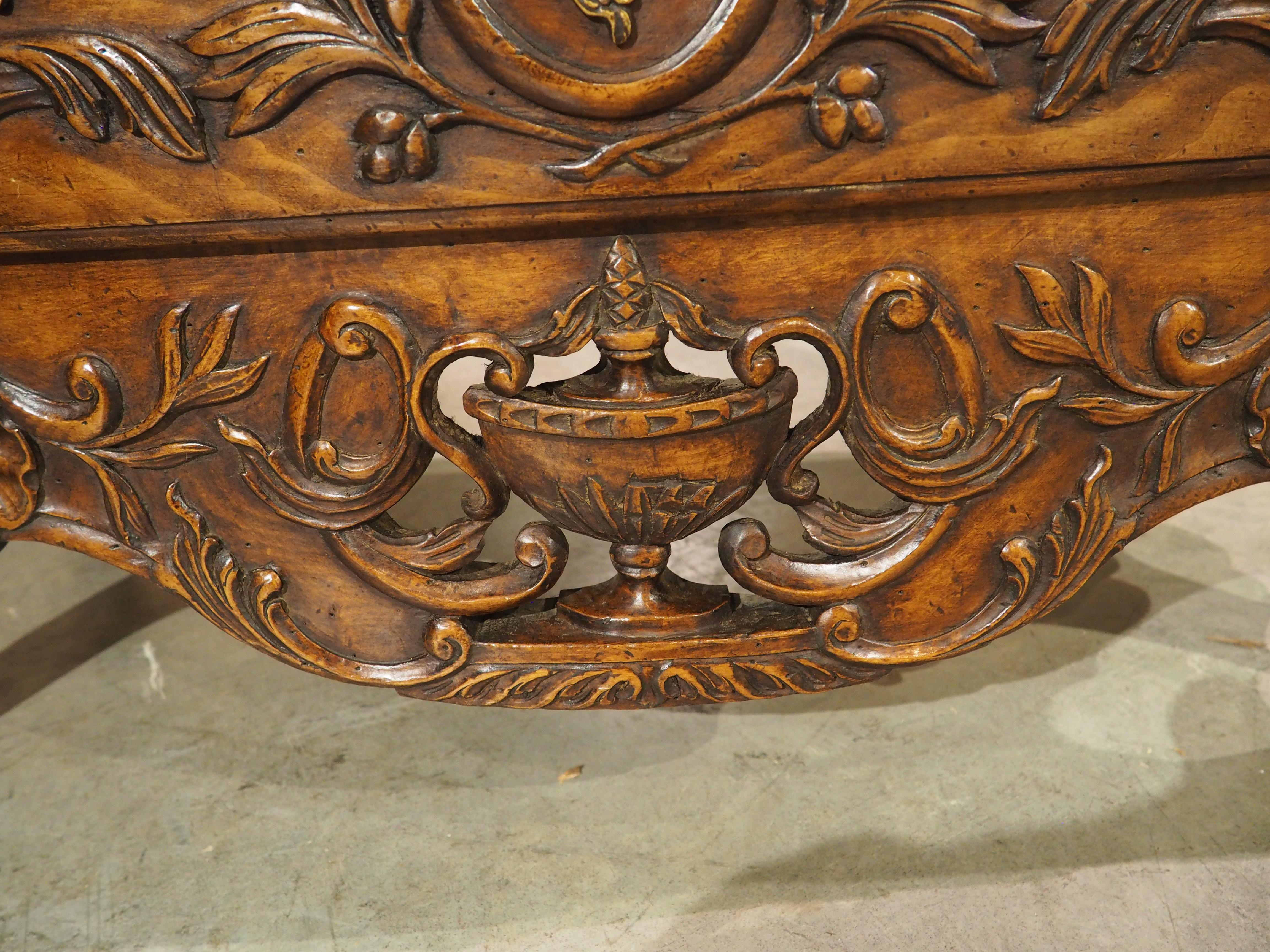 Commode à 2 tiroirs en noyer du XIXe siècle de style transitionnel français provenant d'Arles en vente 4