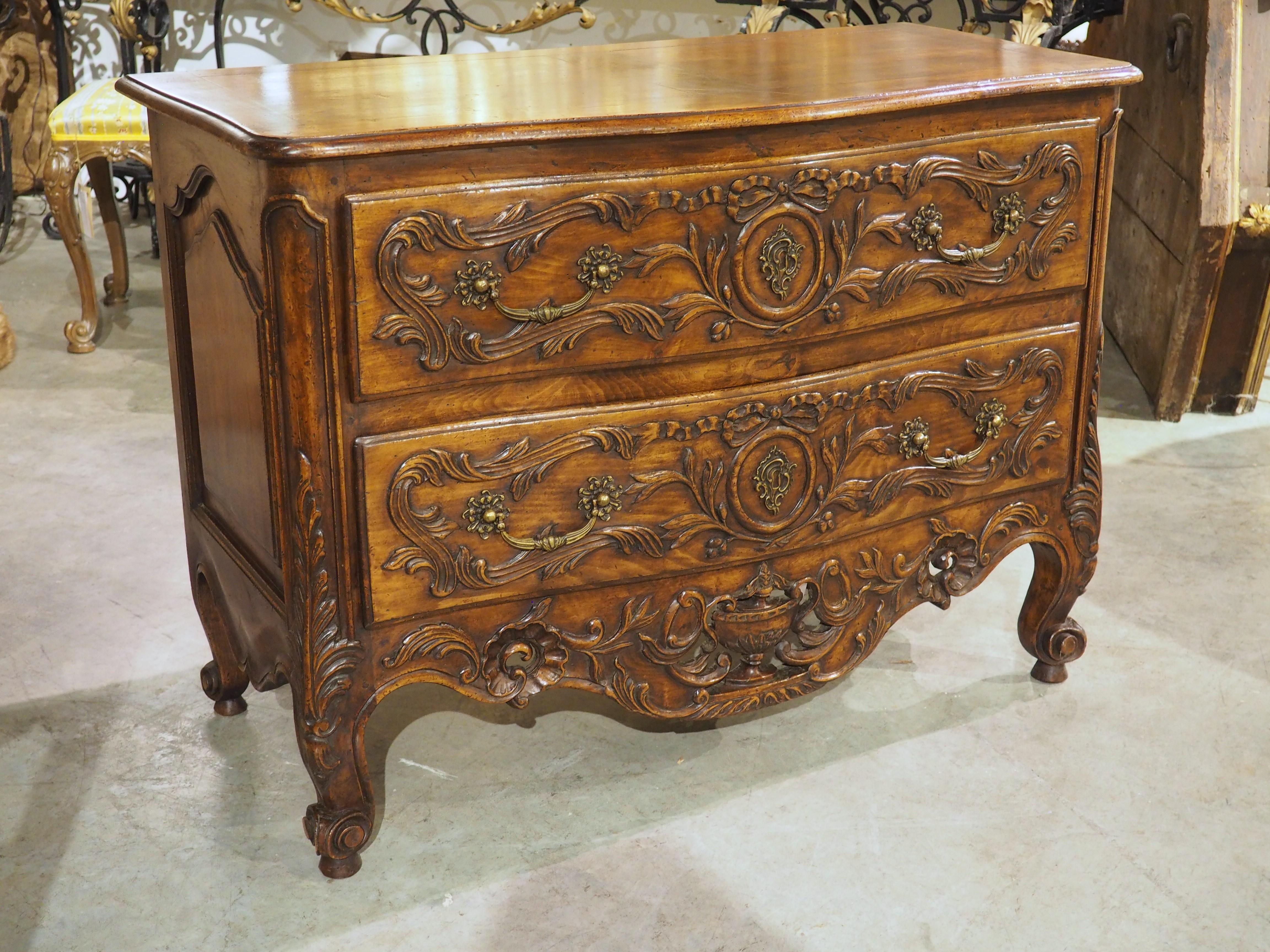 Commode à 2 tiroirs en noyer du XIXe siècle de style transitionnel français provenant d'Arles en vente 11
