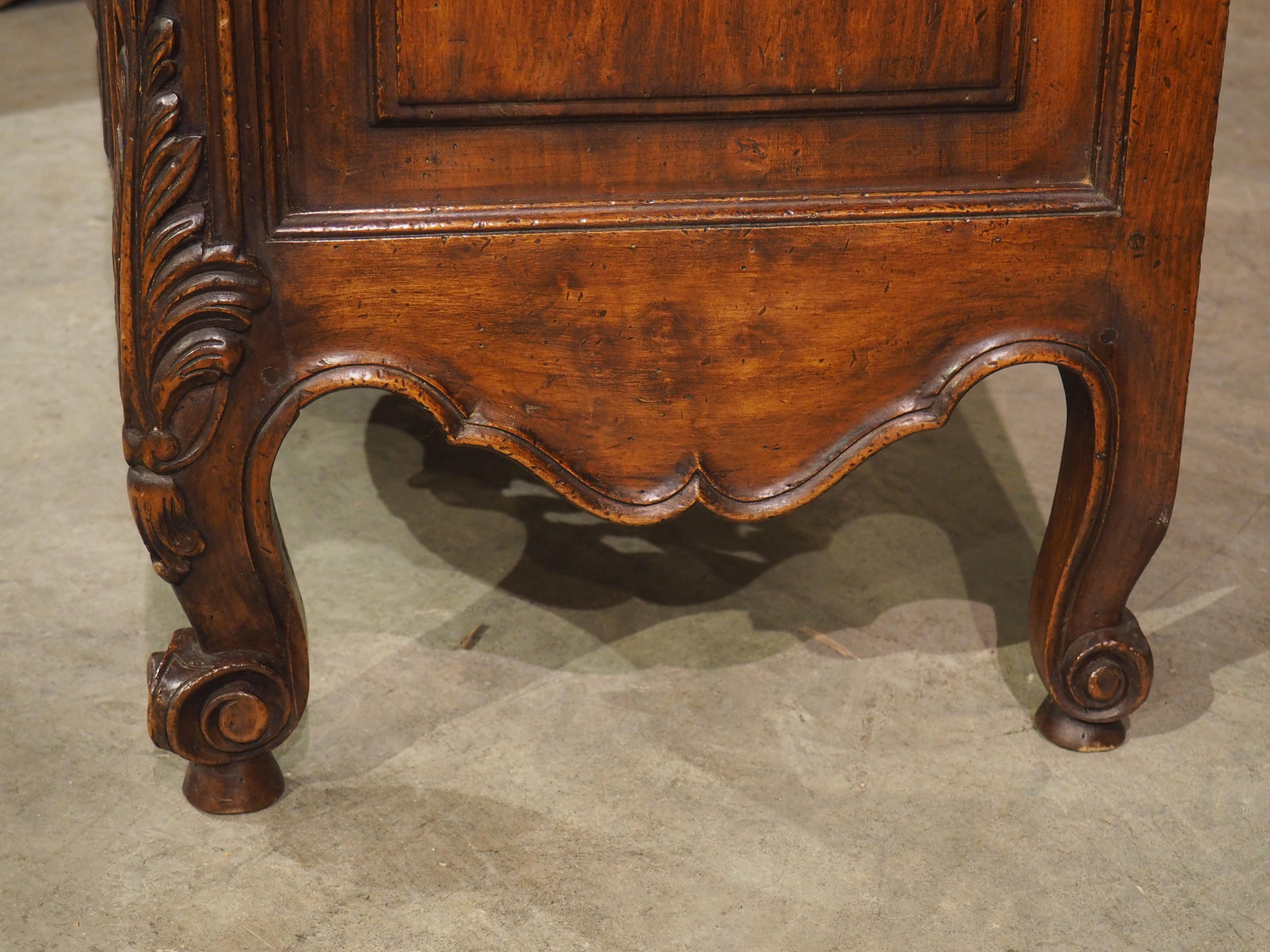 Commode à 2 tiroirs en noyer du XIXe siècle de style transitionnel français provenant d'Arles en vente 8