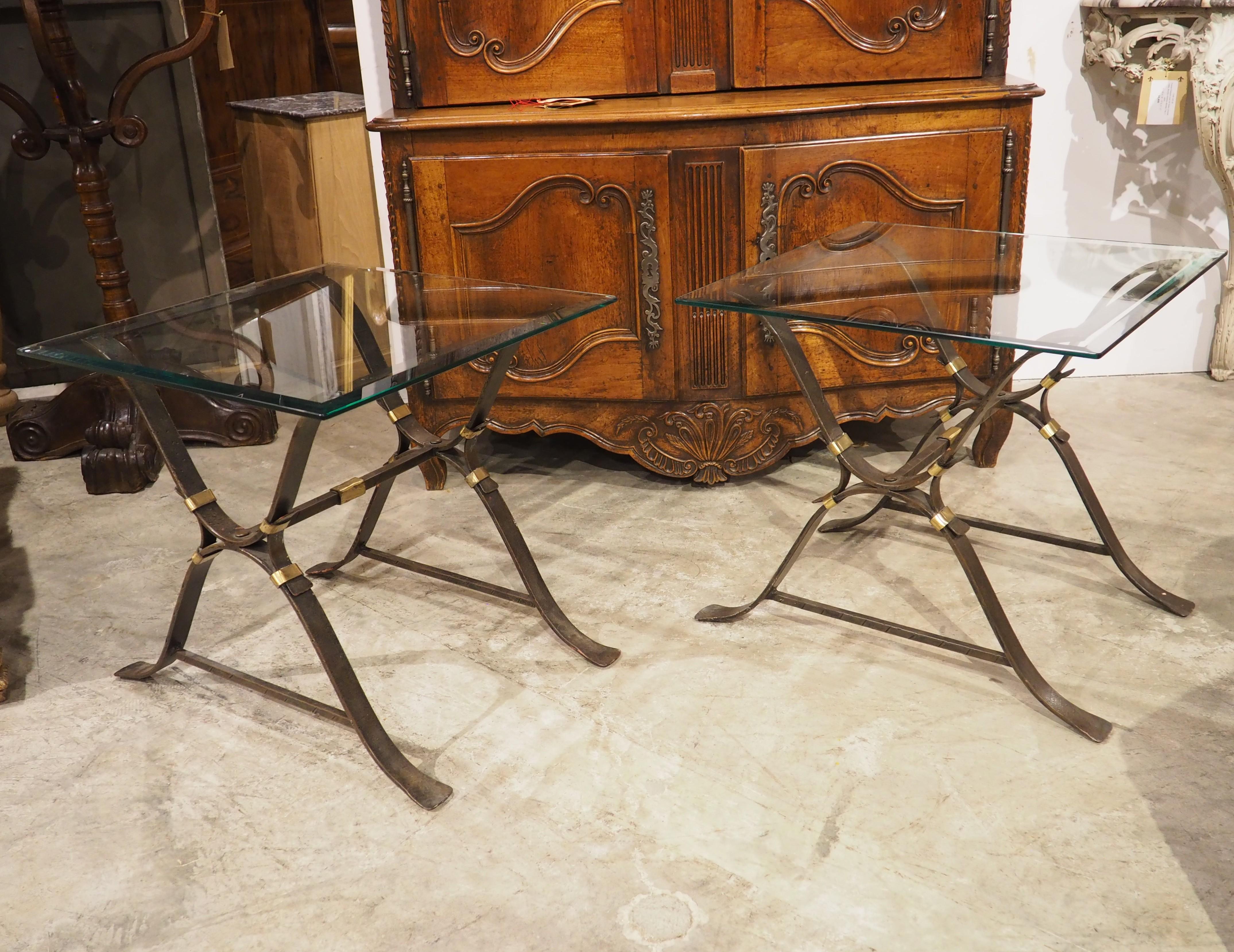 Ulteriori informazioni in arrivo...

Risalente agli anni '40, questa coppia di tavolini francesi in ferro battuto e ottone ha il piano in vetro smussato spesso 1/4 di pollice.  Sarebbero un'aggiunta meravigliosa a un corridoio, a un bagno, a una