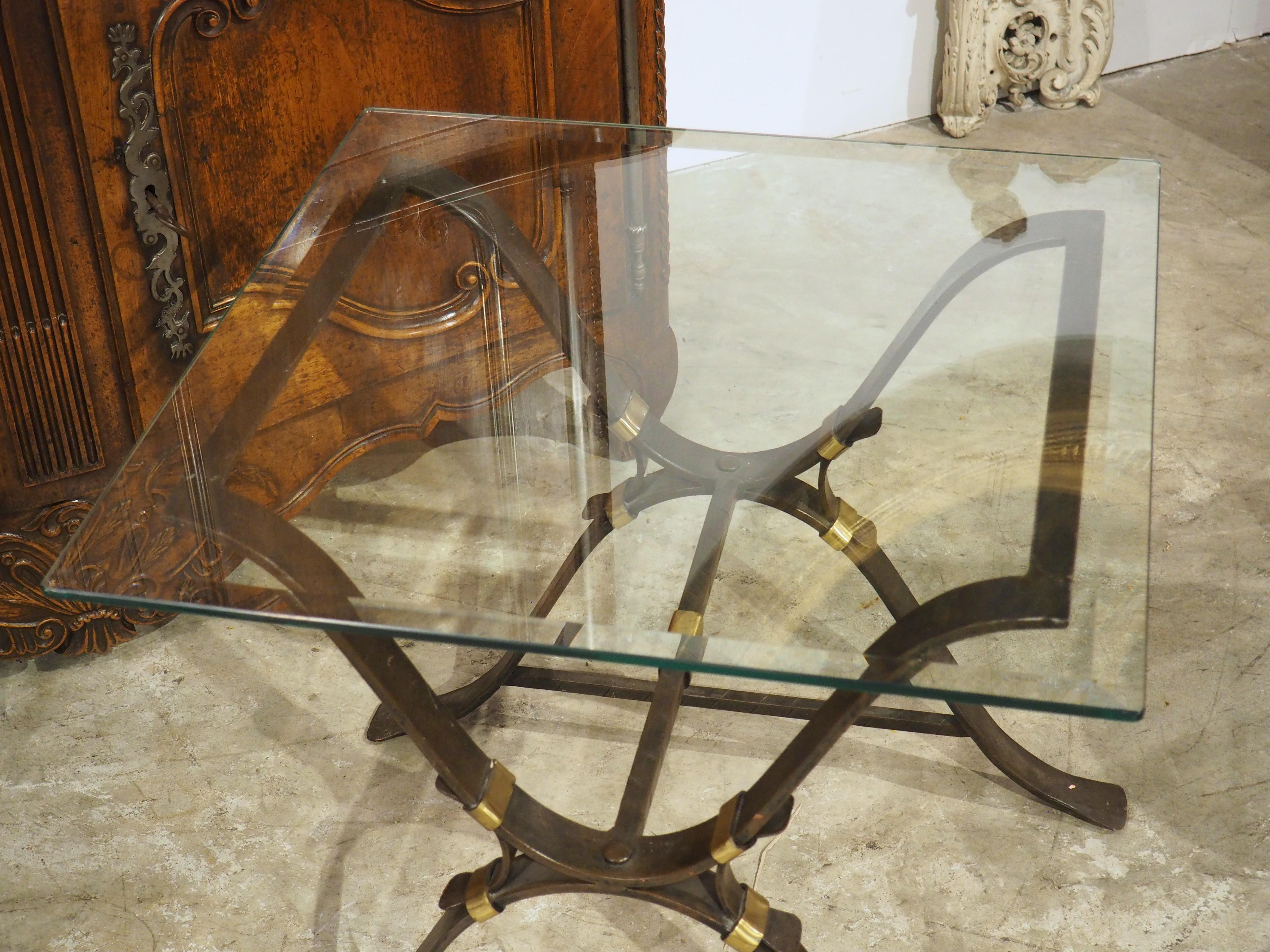 Smussato Coppia di tavolini francesi degli anni '40 in ferro battuto e ottone con piani in vetro smussato in vendita