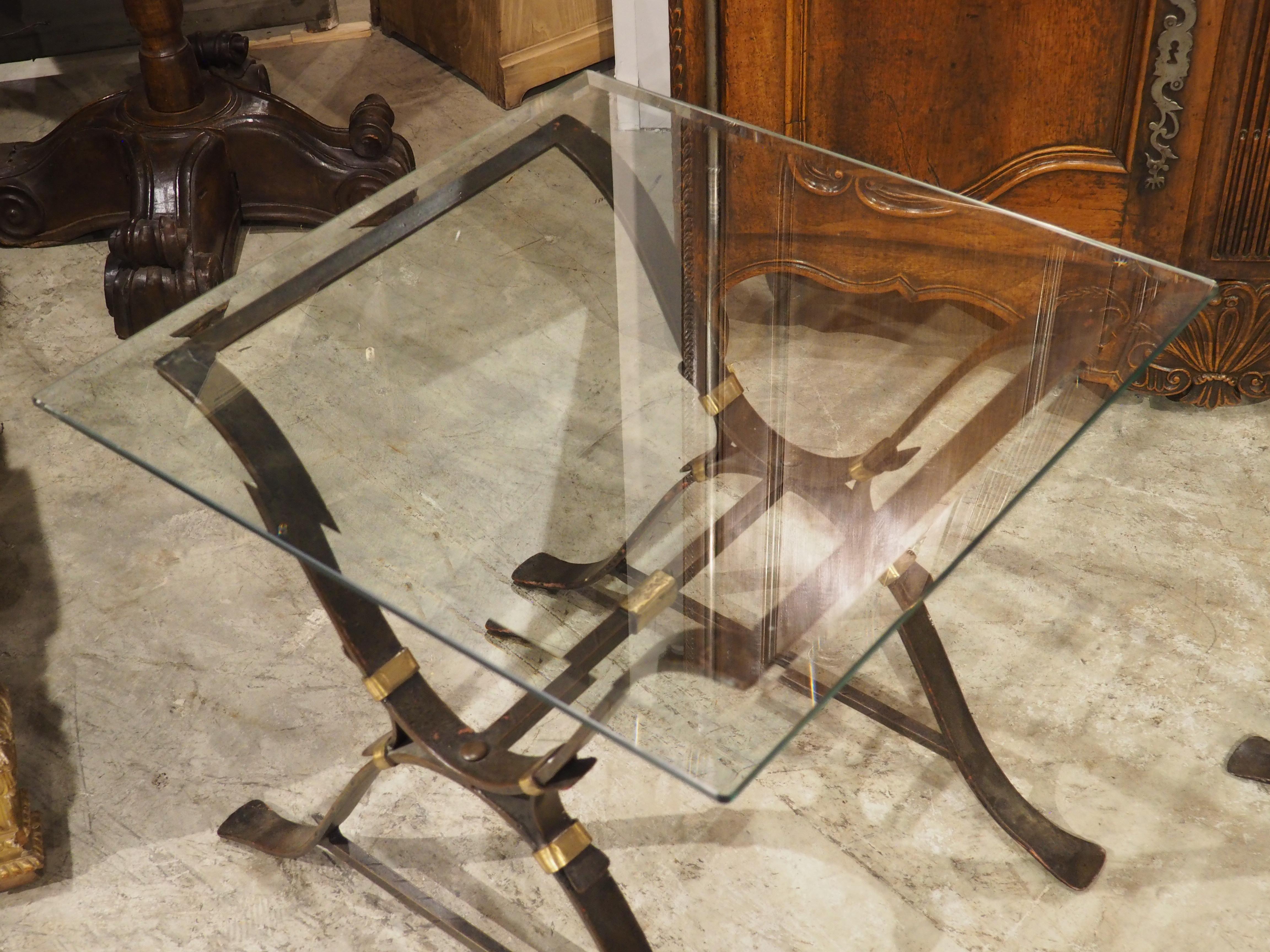 Coppia di tavolini francesi degli anni '40 in ferro battuto e ottone con piani in vetro smussato In condizioni buone in vendita a Dallas, TX