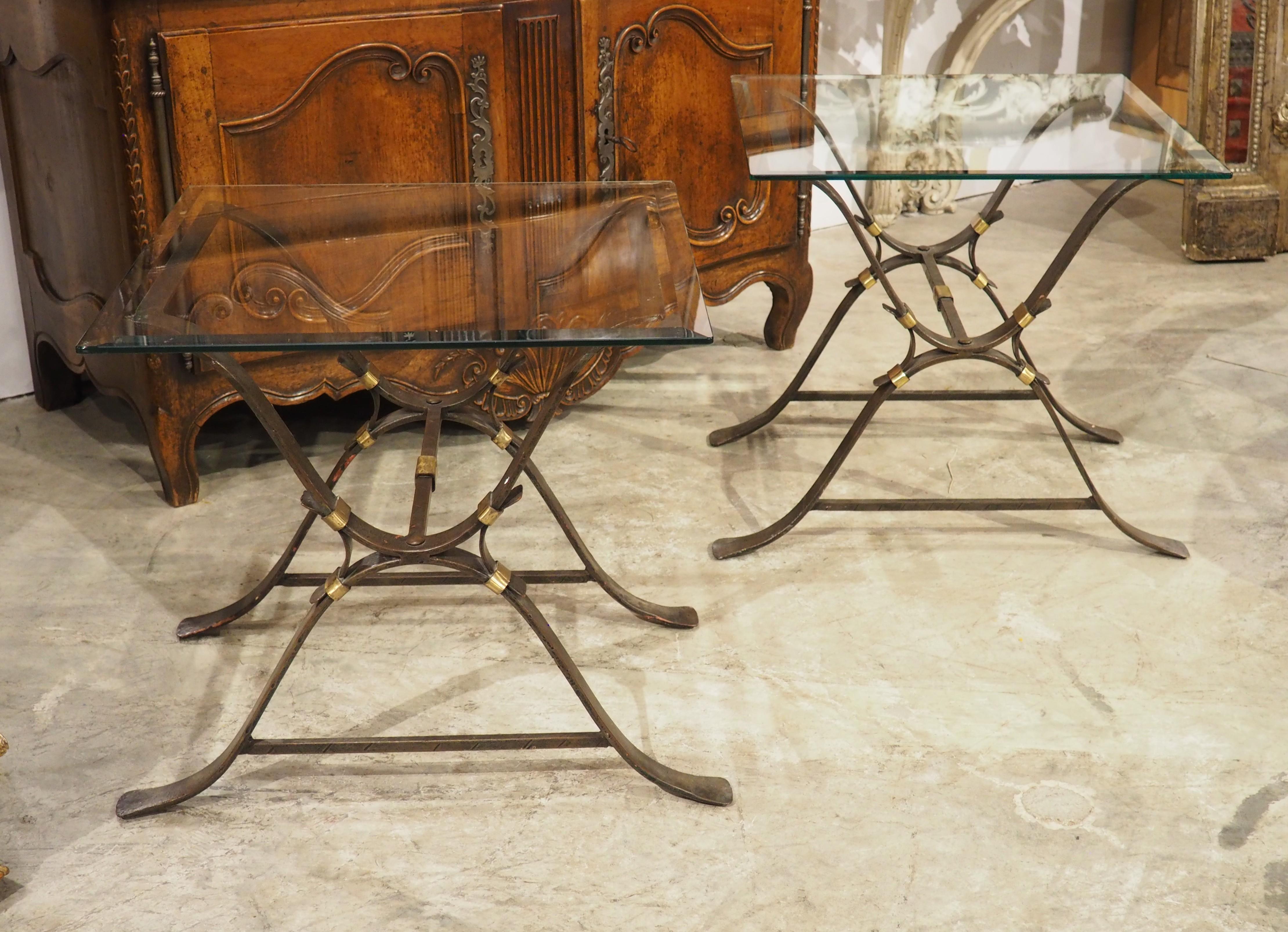 Coppia di tavolini francesi degli anni '40 in ferro battuto e ottone con piani in vetro smussato in vendita 3