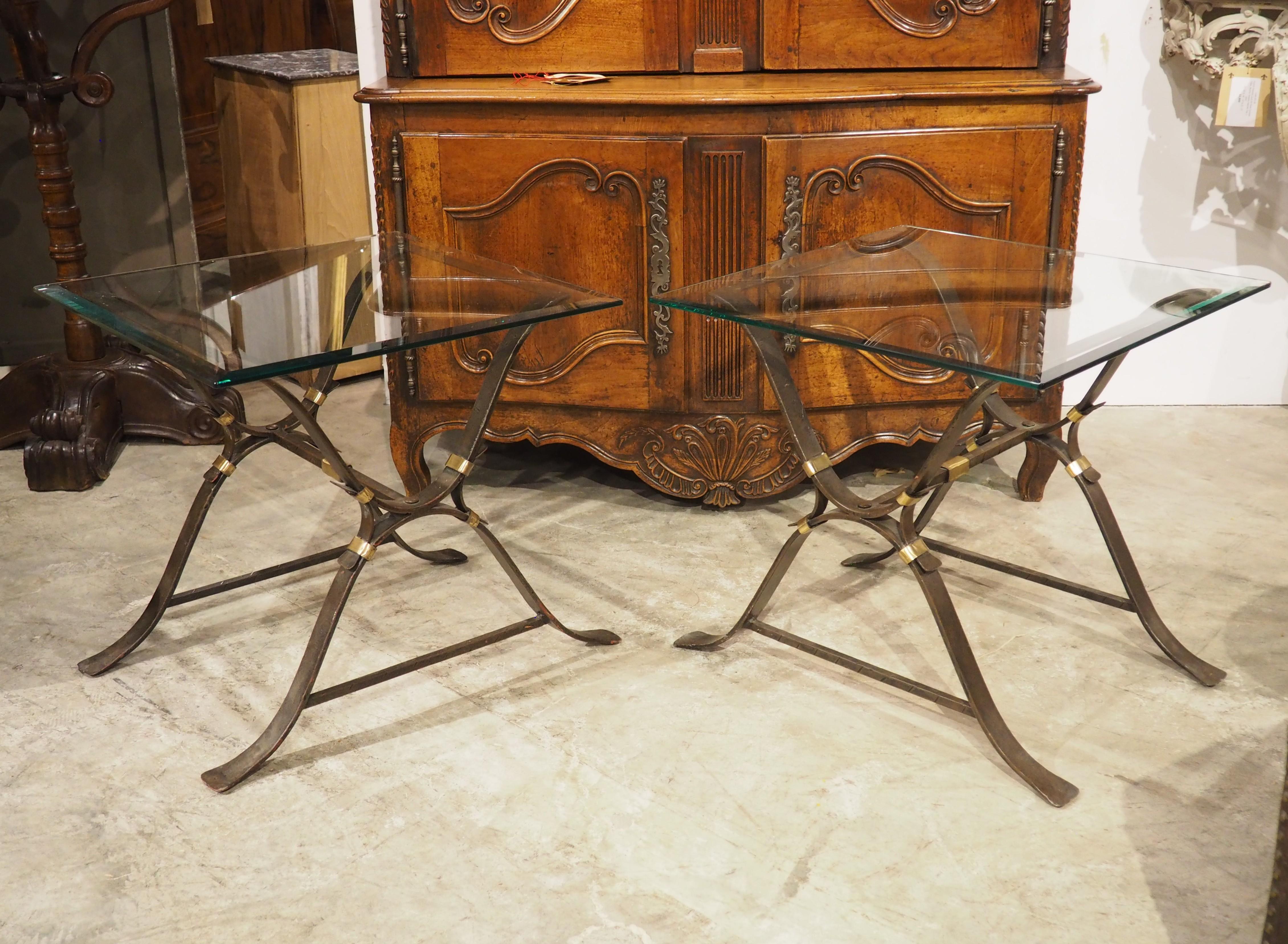 Coppia di tavolini francesi degli anni '40 in ferro battuto e ottone con piani in vetro smussato in vendita 12
