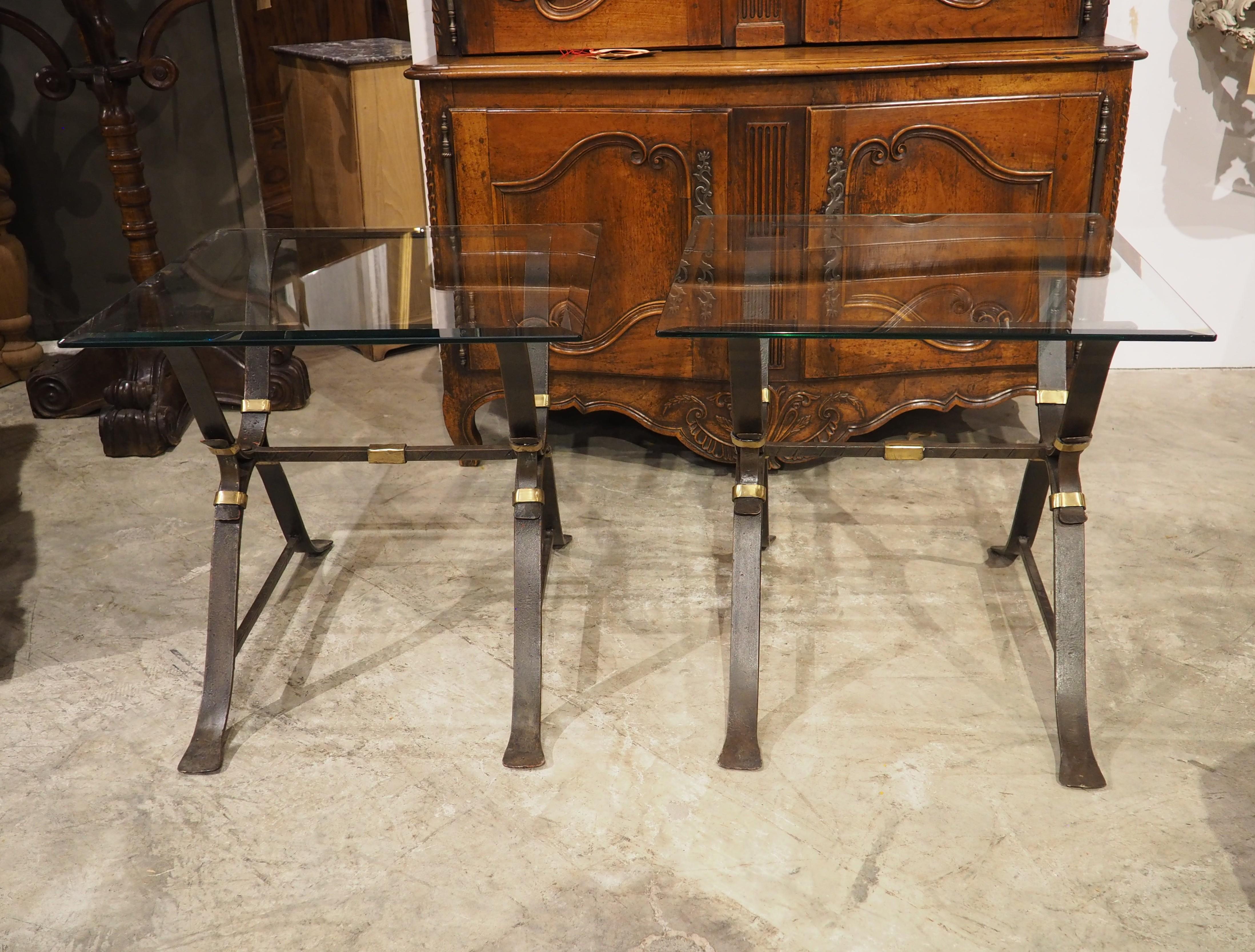 Coppia di tavolini francesi degli anni '40 in ferro battuto e ottone con piani in vetro smussato in vendita 9