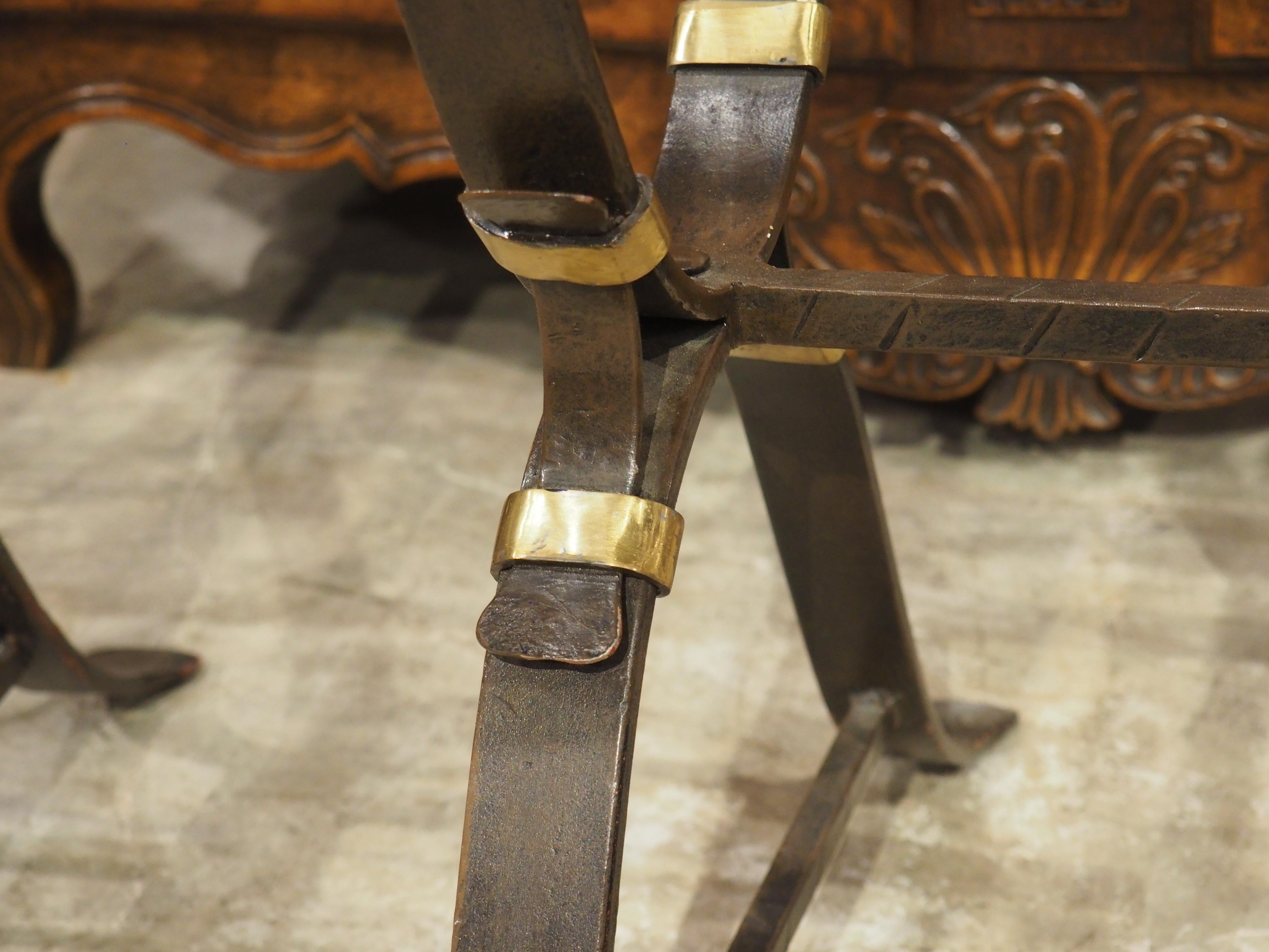 Coppia di tavolini francesi degli anni '40 in ferro battuto e ottone con piani in vetro smussato in vendita 10