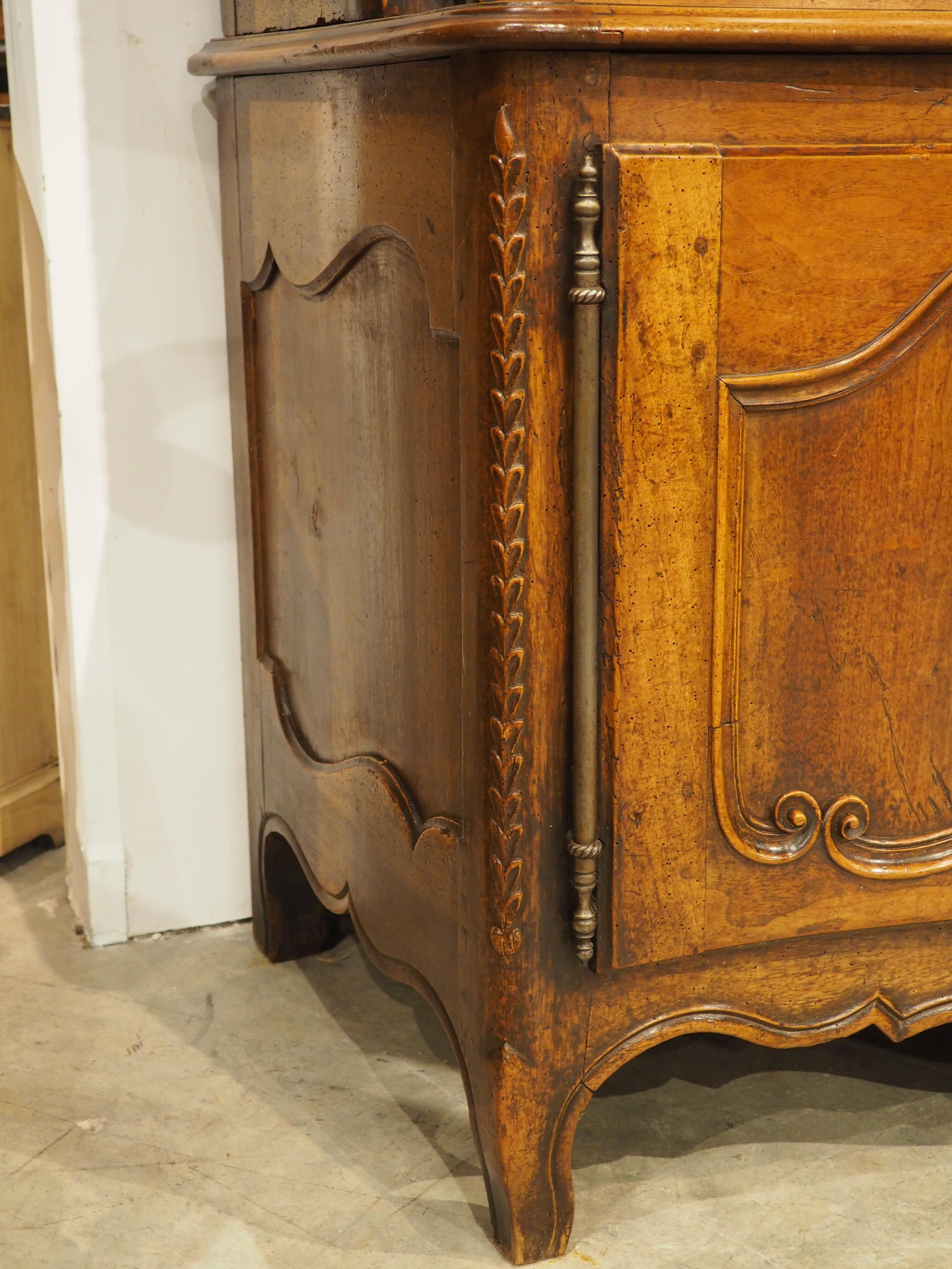 Antique French Transitional Louis XV / XVI Nussbaum Buffet Deux Corps, CIRCA 1780 (Louis XVI.) im Angebot