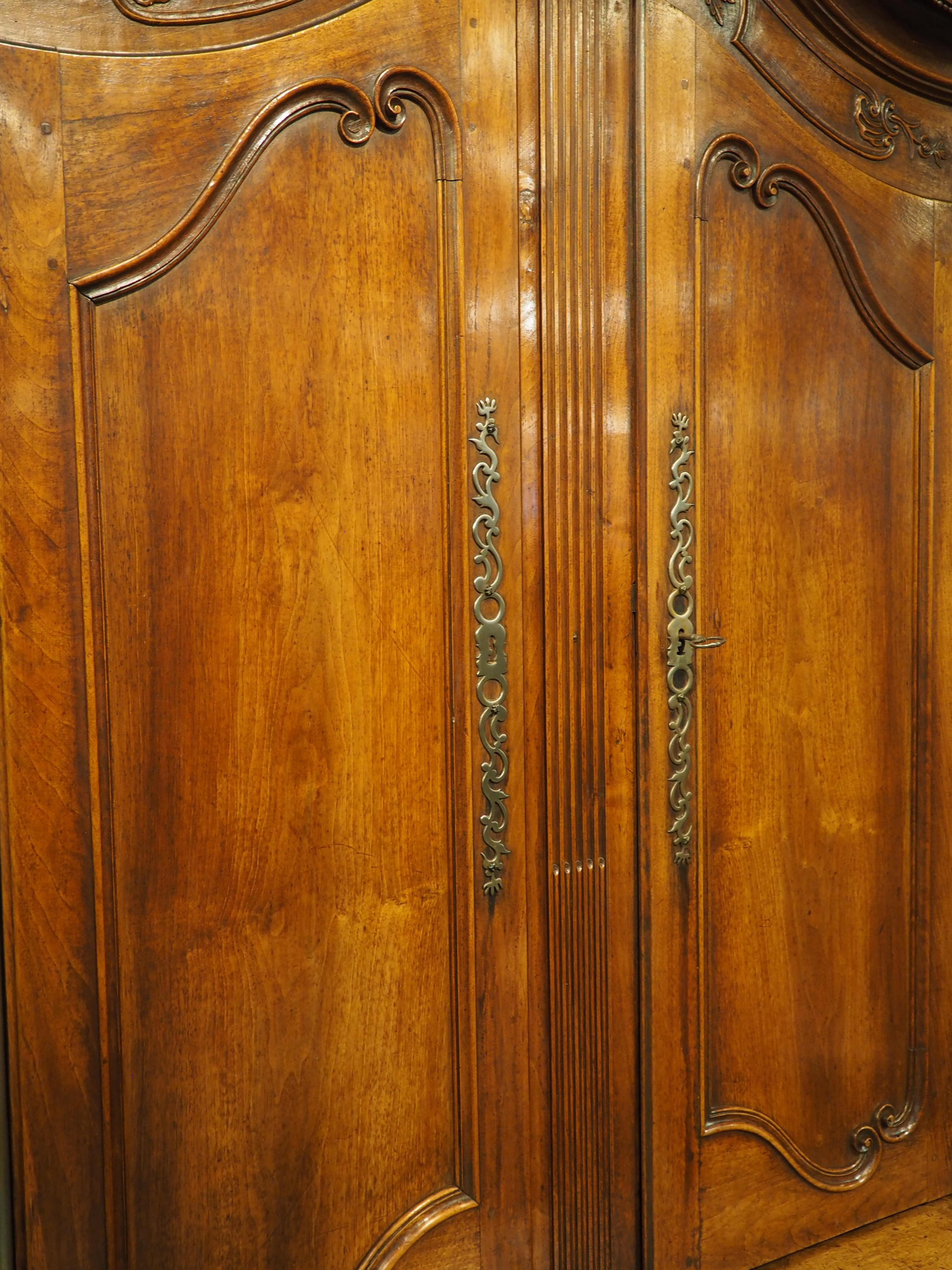 Antique French Transitional Louis XV / XVI Nussbaum Buffet Deux Corps, CIRCA 1780 (Handgeschnitzt) im Angebot