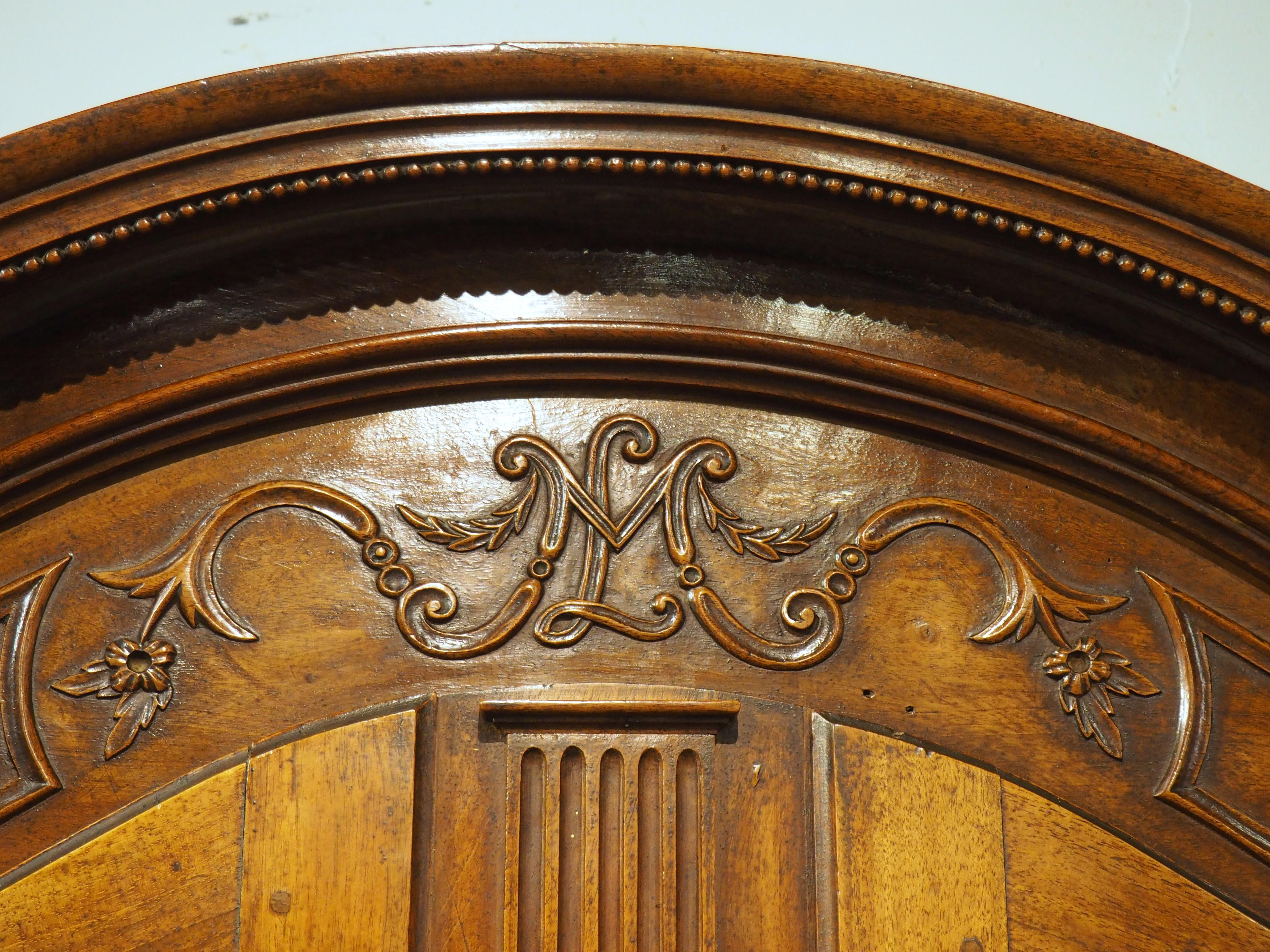 Antique French Transitional Louis XV / XVI Nussbaum Buffet Deux Corps, CIRCA 1780 (18. Jahrhundert) im Angebot