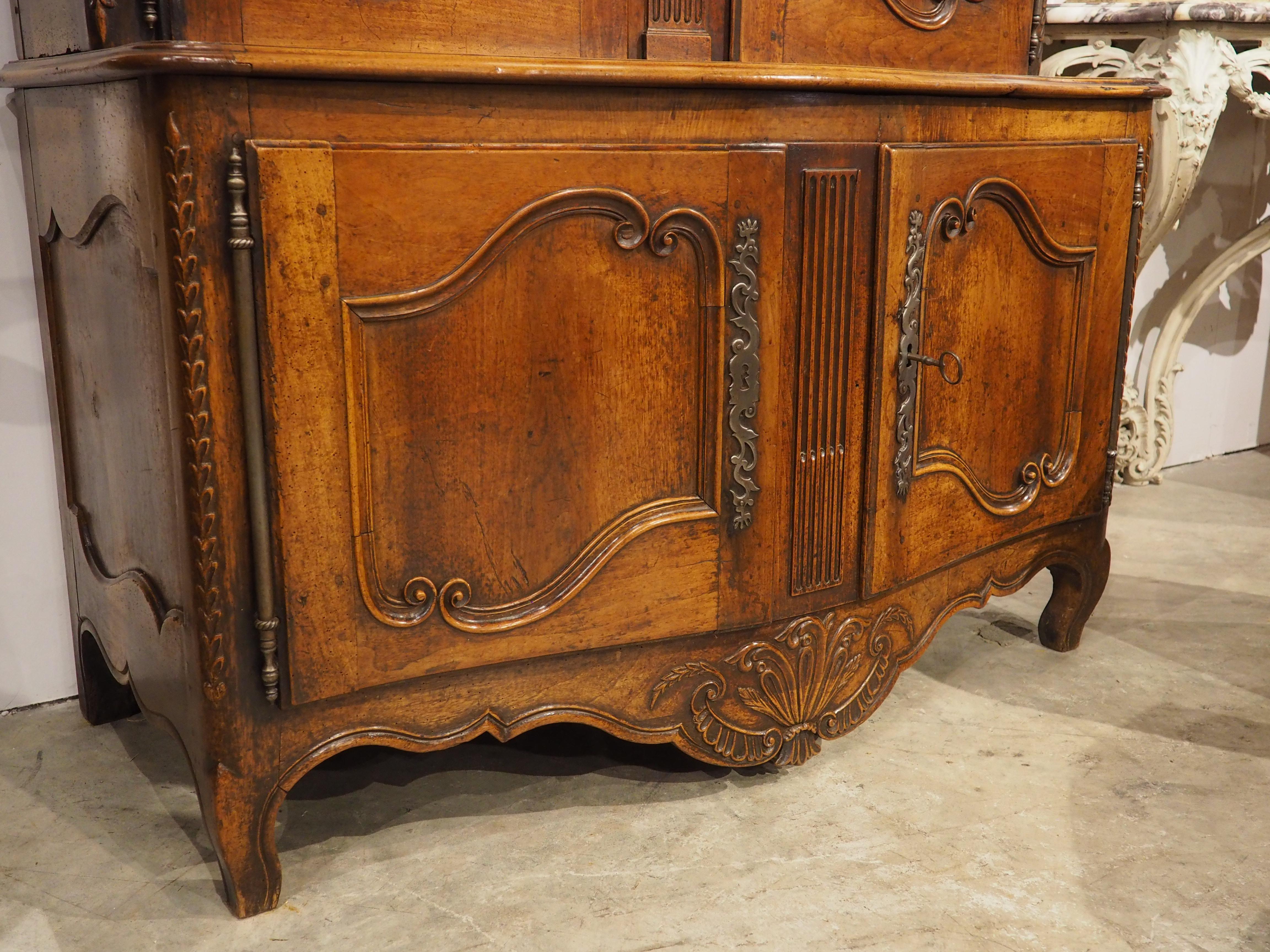 Antique French Transitional Louis XV / XVI Nussbaum Buffet Deux Corps, CIRCA 1780 (Französisch) im Angebot