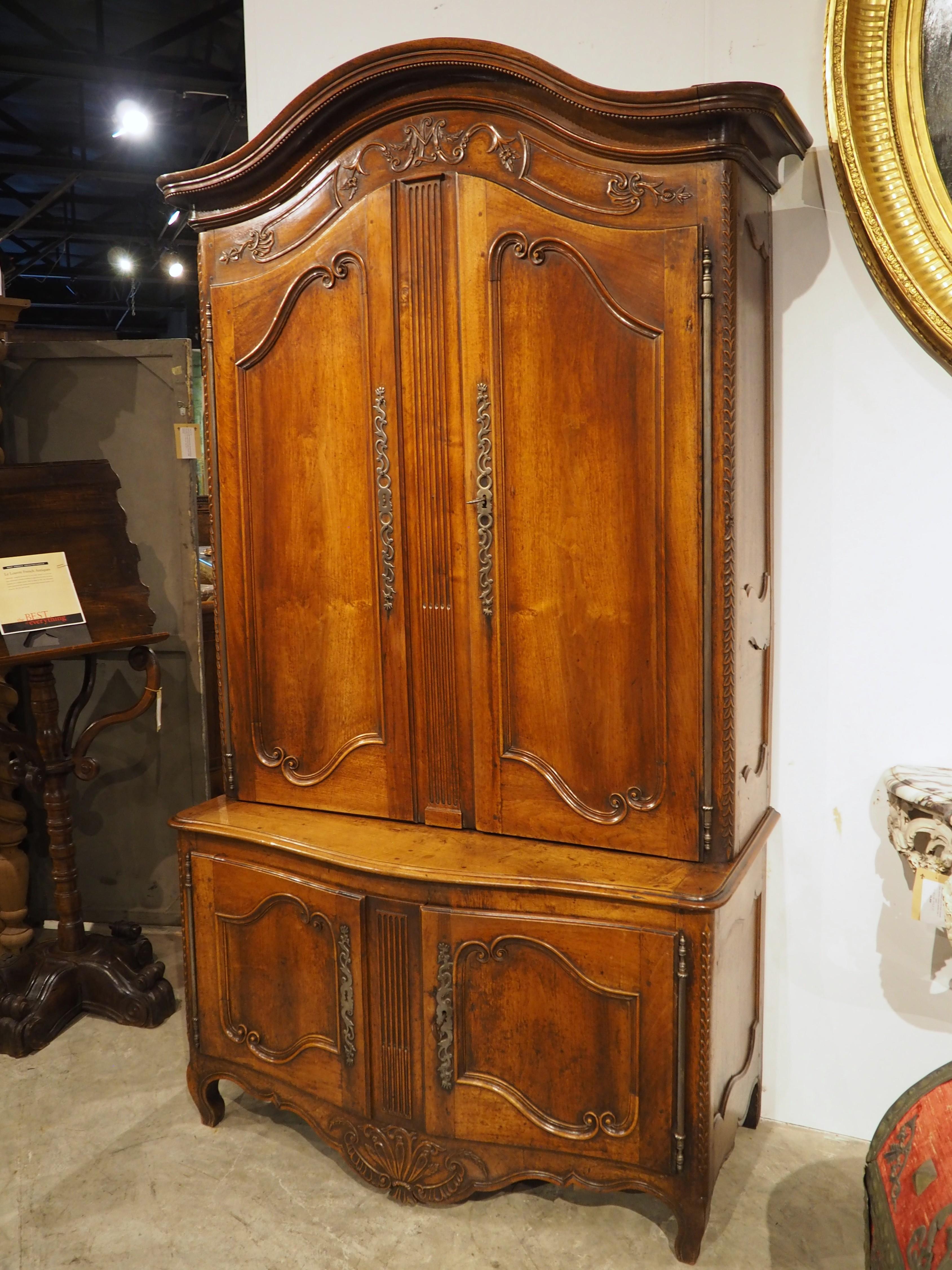 Antique French Transitional Louis XV / XVI Nussbaum Buffet Deux Corps, CIRCA 1780 im Angebot 5