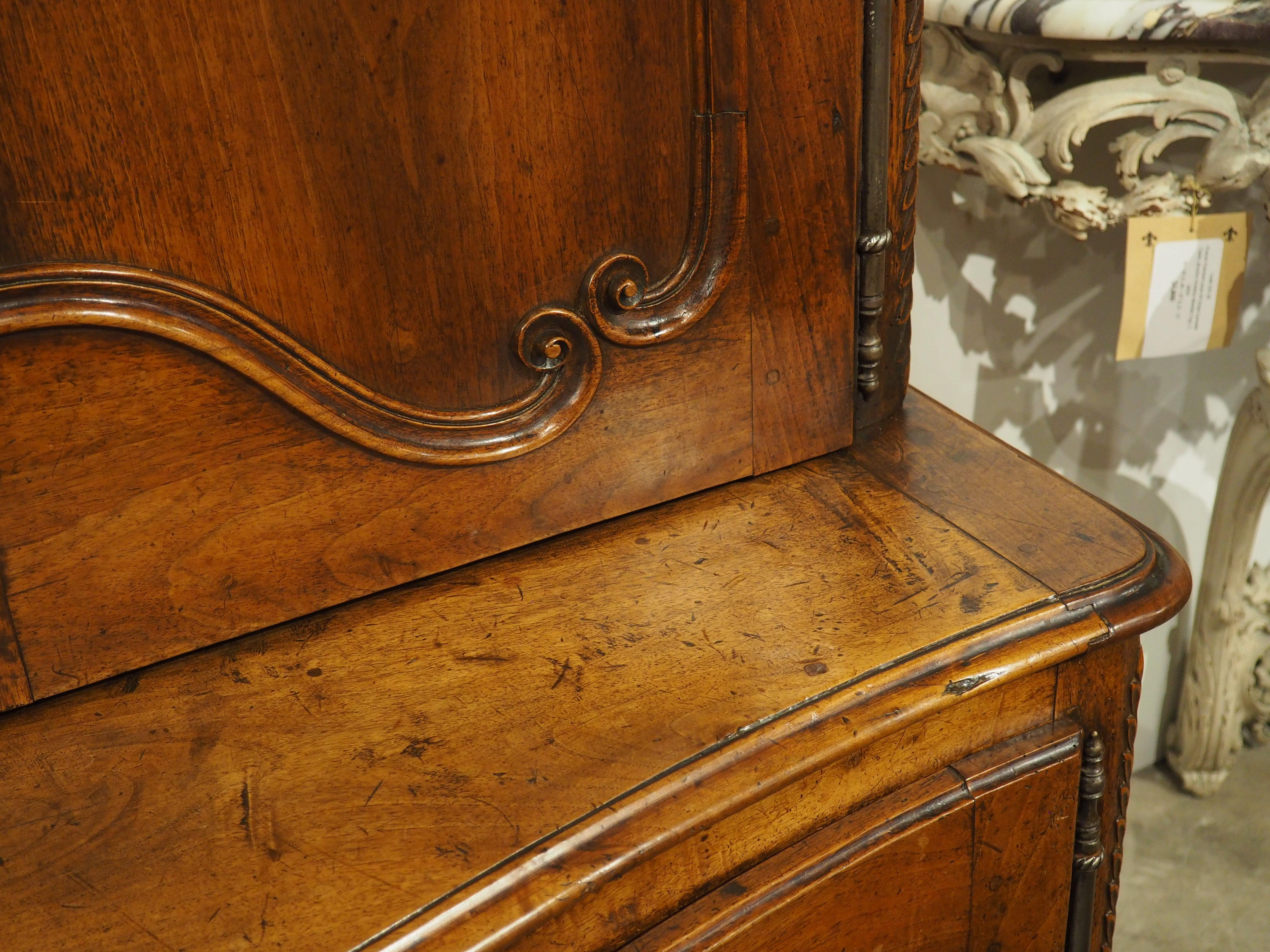 Antique French Transitional Louis XV / XVI Nussbaum Buffet Deux Corps, CIRCA 1780 im Angebot 1