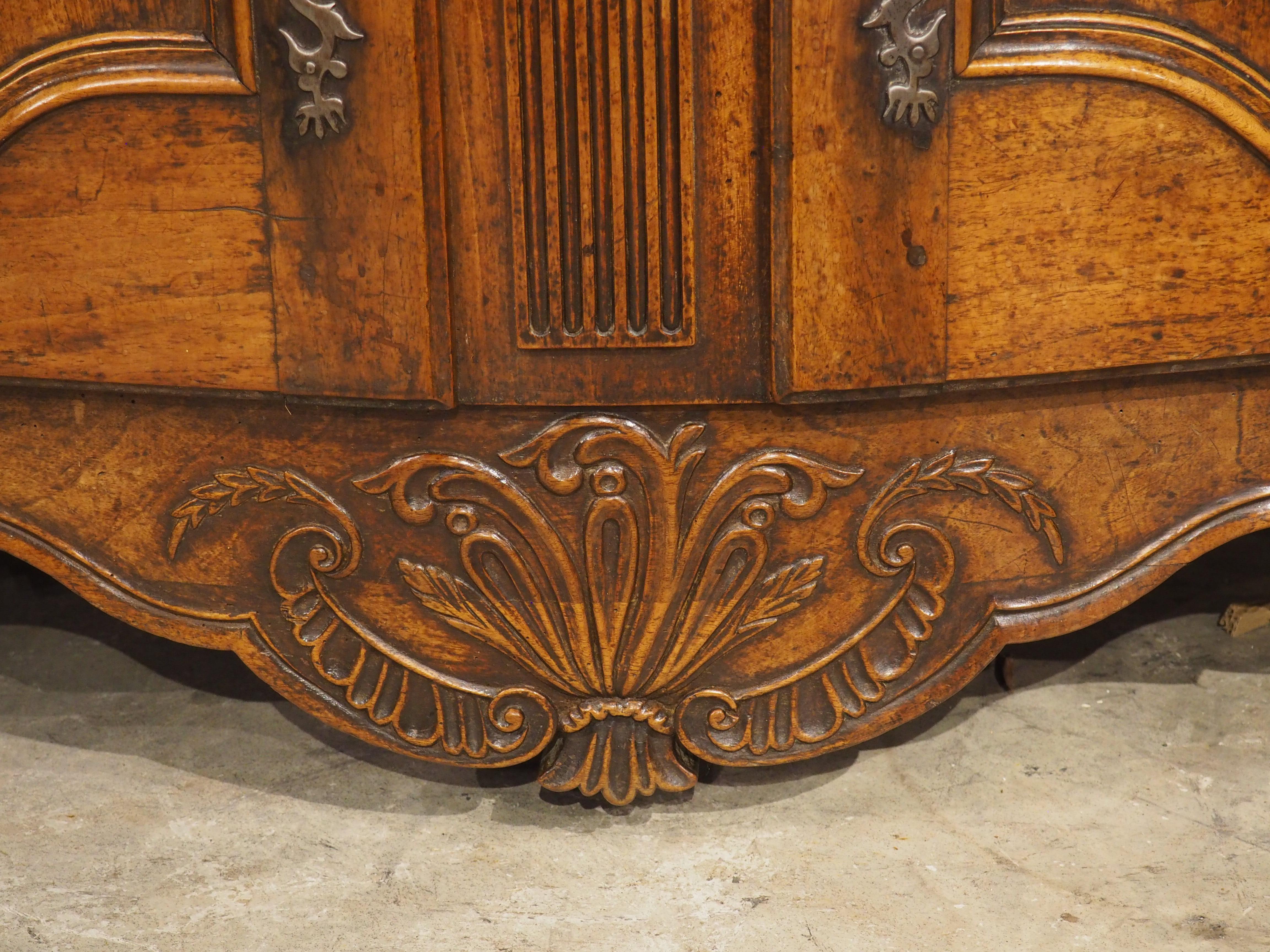 Antique French Transitional Louis XV / XVI Nussbaum Buffet Deux Corps, CIRCA 1780 im Angebot 3