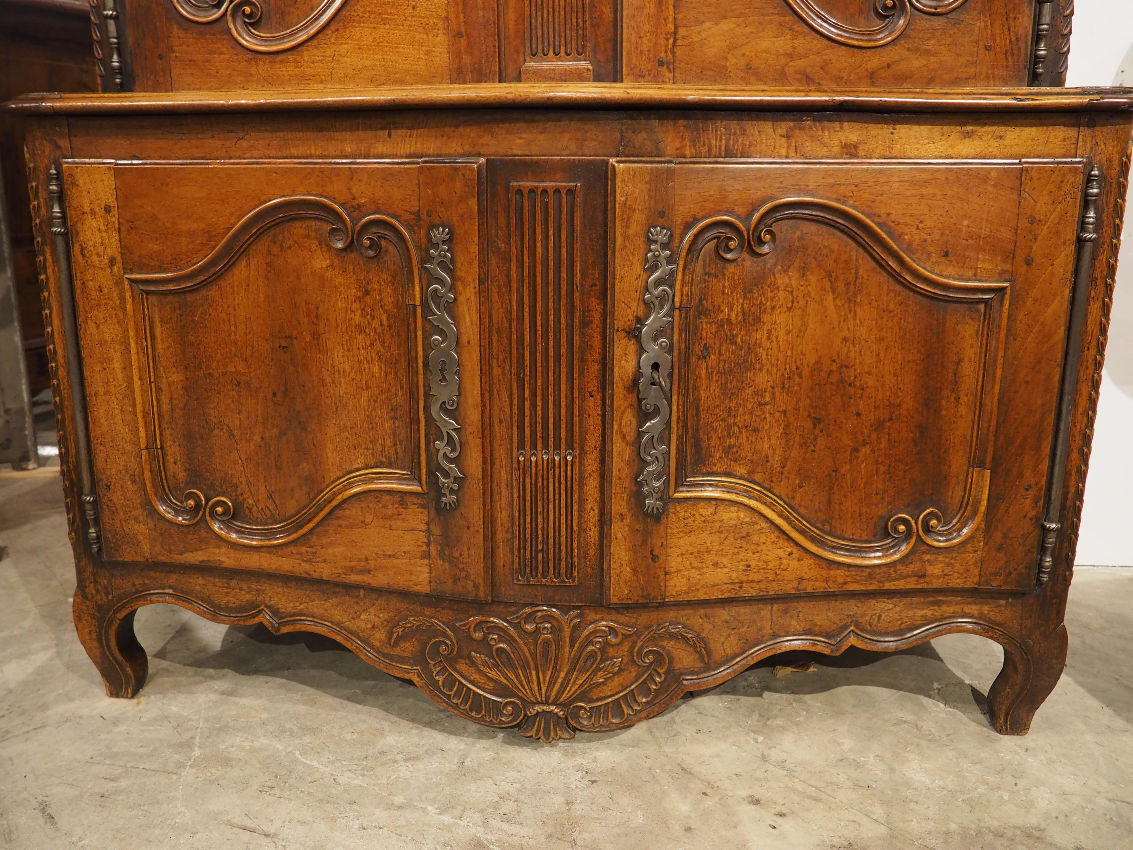Antique French Transitional Louis XV / XVI Nussbaum Buffet Deux Corps, CIRCA 1780 im Angebot 2