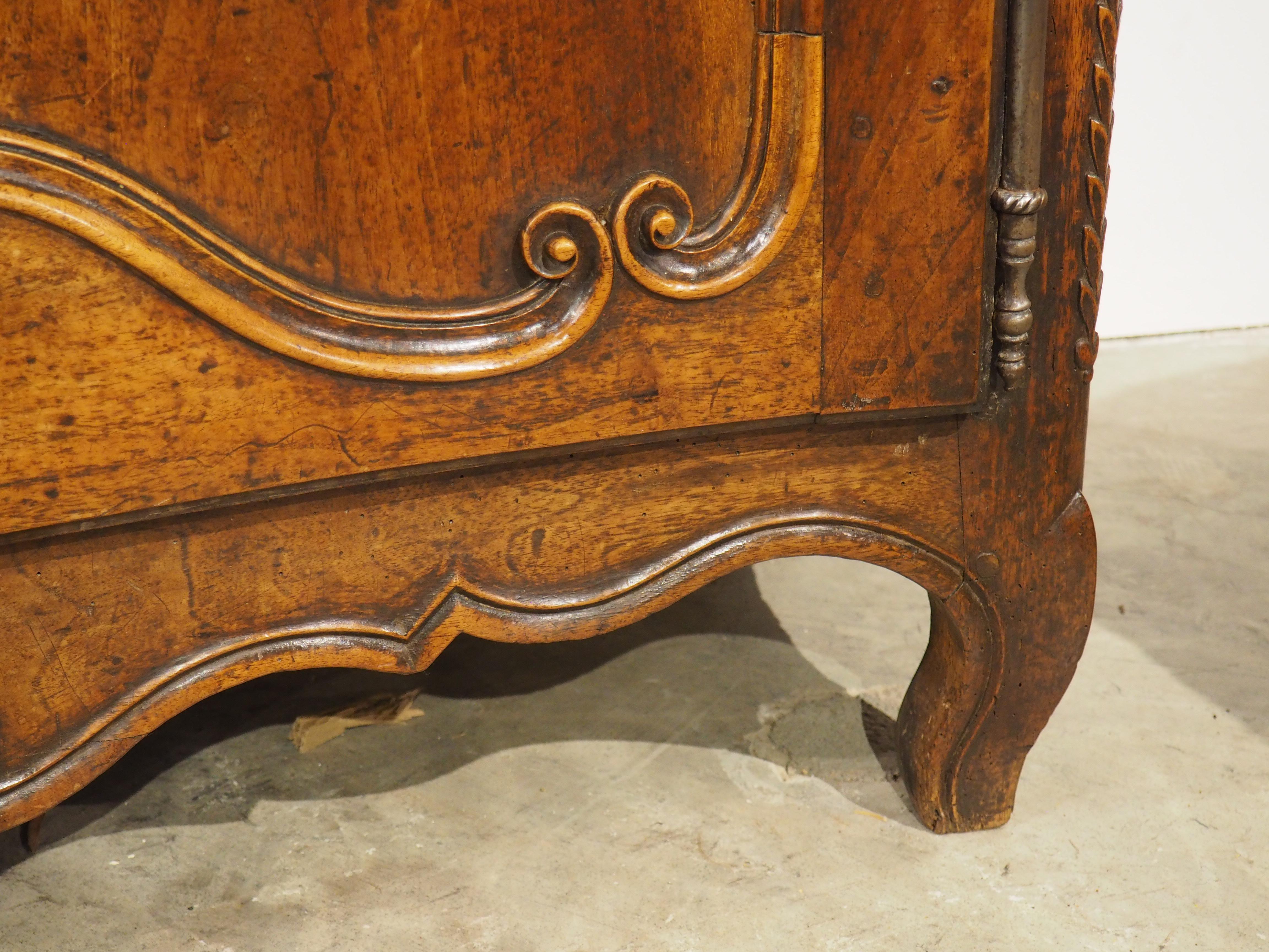 Antique French Transitional Louis XV / XVI Nussbaum Buffet Deux Corps, CIRCA 1780 im Angebot 4