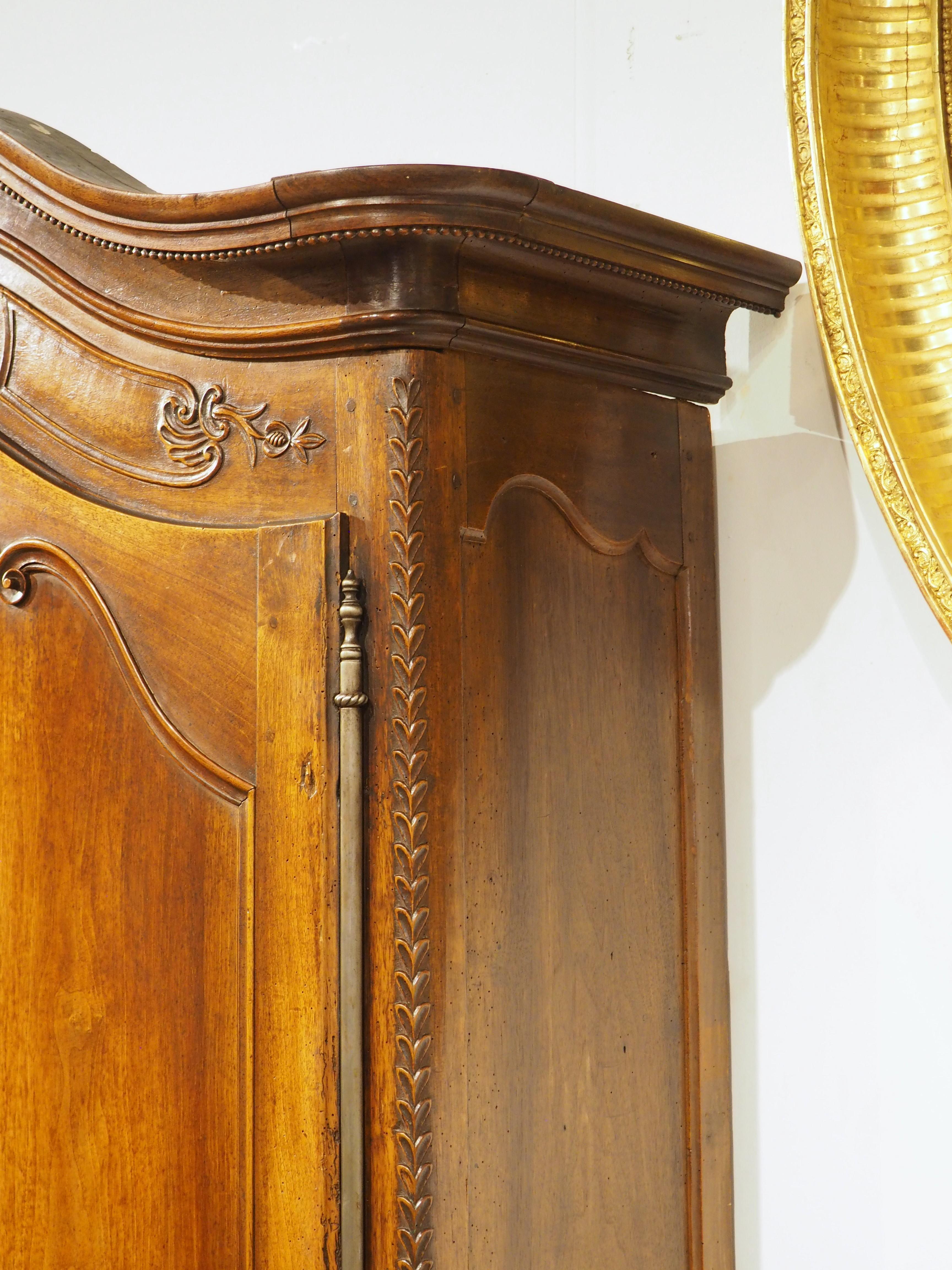 Antique French Transitional Louis XV / XVI Nussbaum Buffet Deux Corps, CIRCA 1780 im Angebot 7
