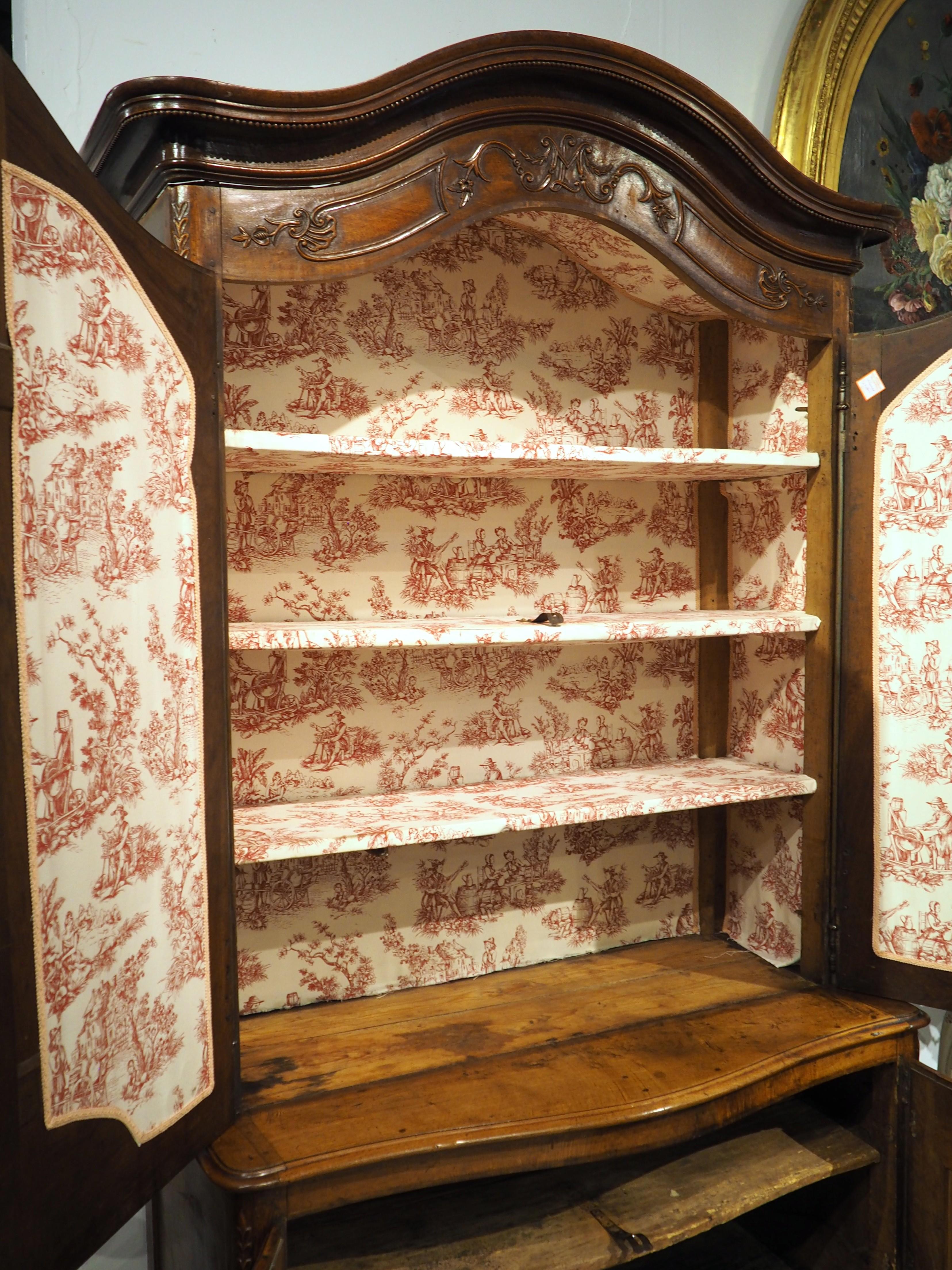 Antique French Transitional Louis XV / XVI Nussbaum Buffet Deux Corps, CIRCA 1780 im Angebot 11