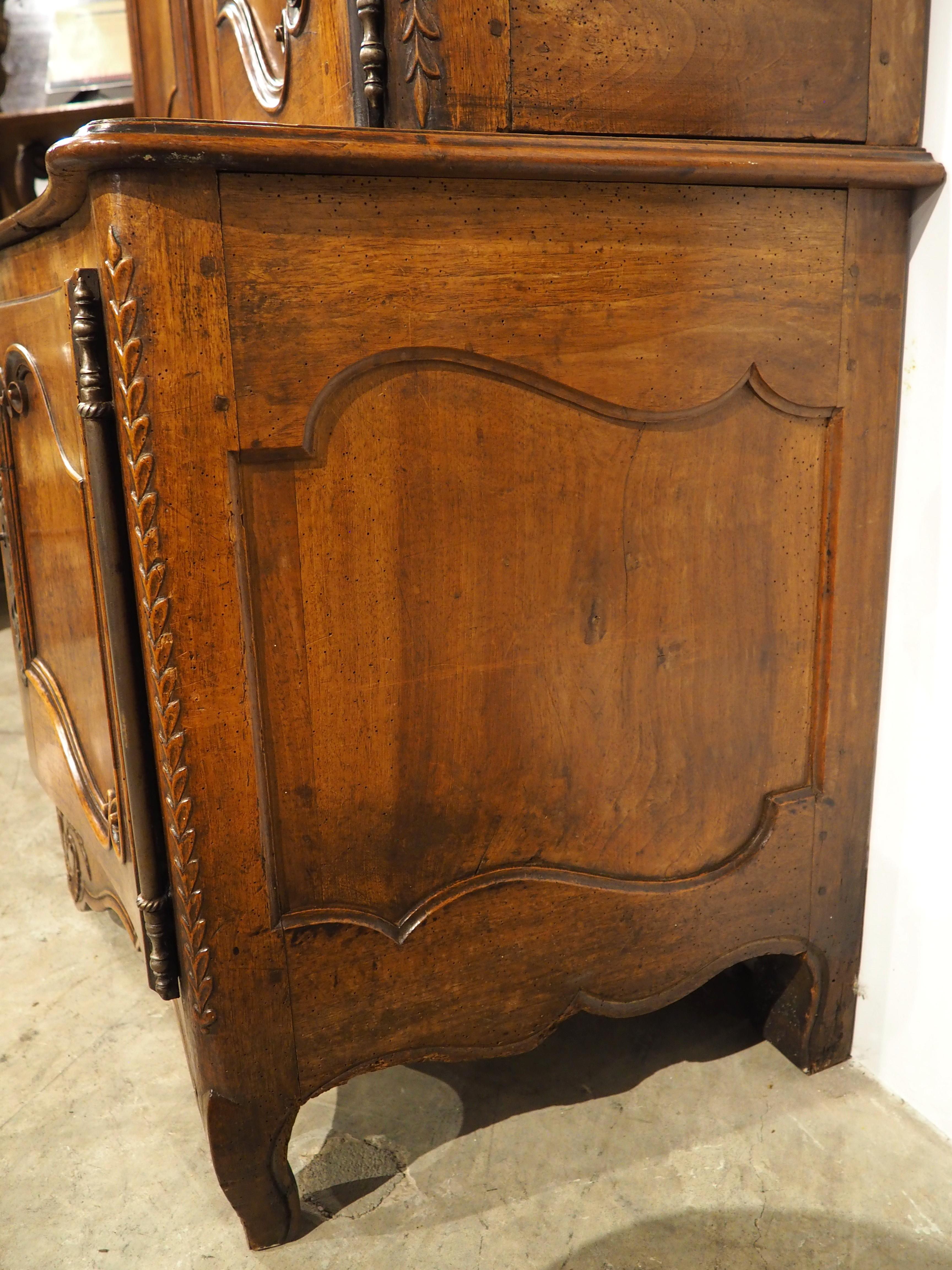 Antique French Transitional Louis XV / XVI Nussbaum Buffet Deux Corps, CIRCA 1780 im Angebot 6