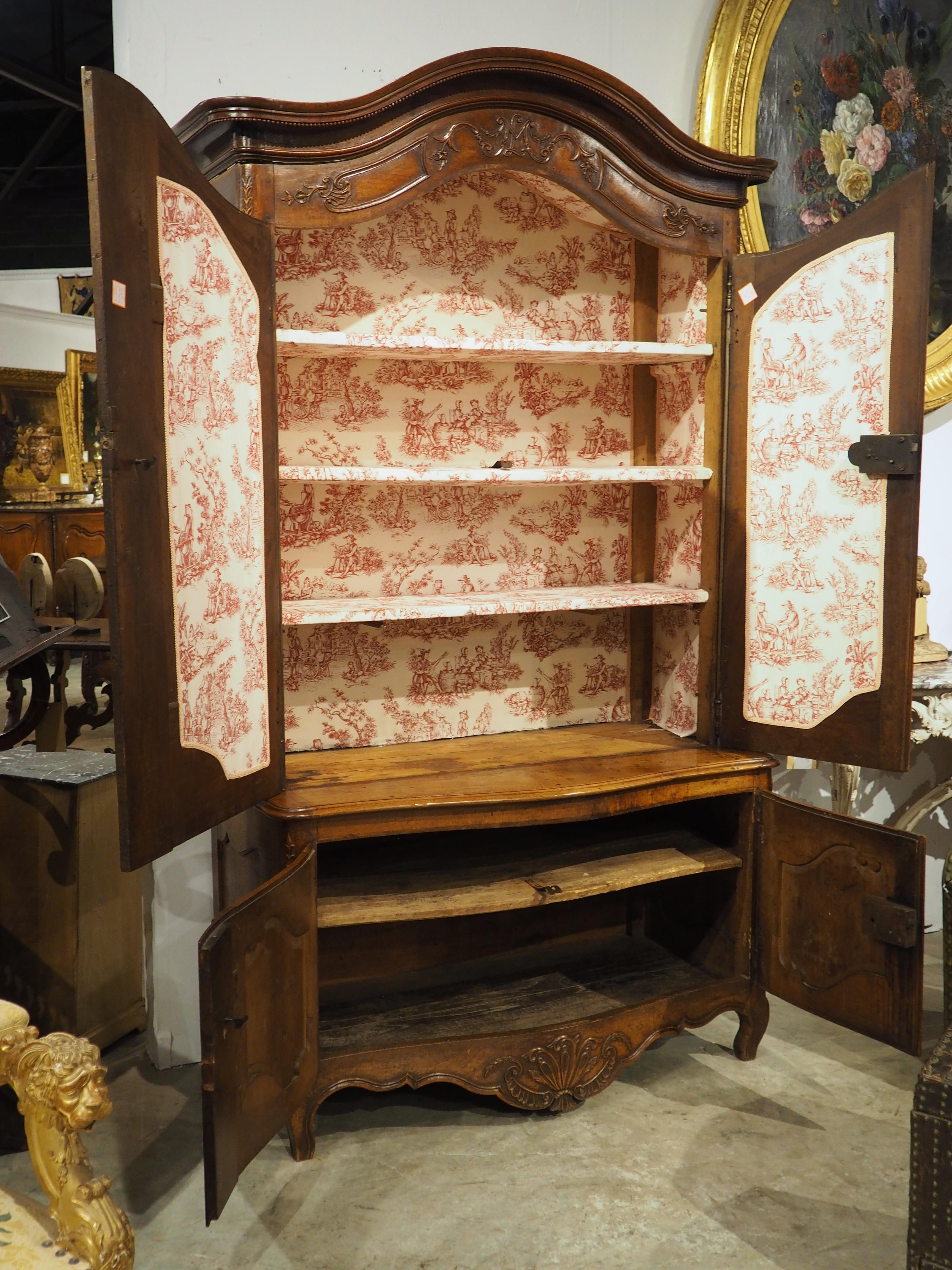 Antique French Transitional Louis XV / XVI Nussbaum Buffet Deux Corps, CIRCA 1780 im Angebot 9