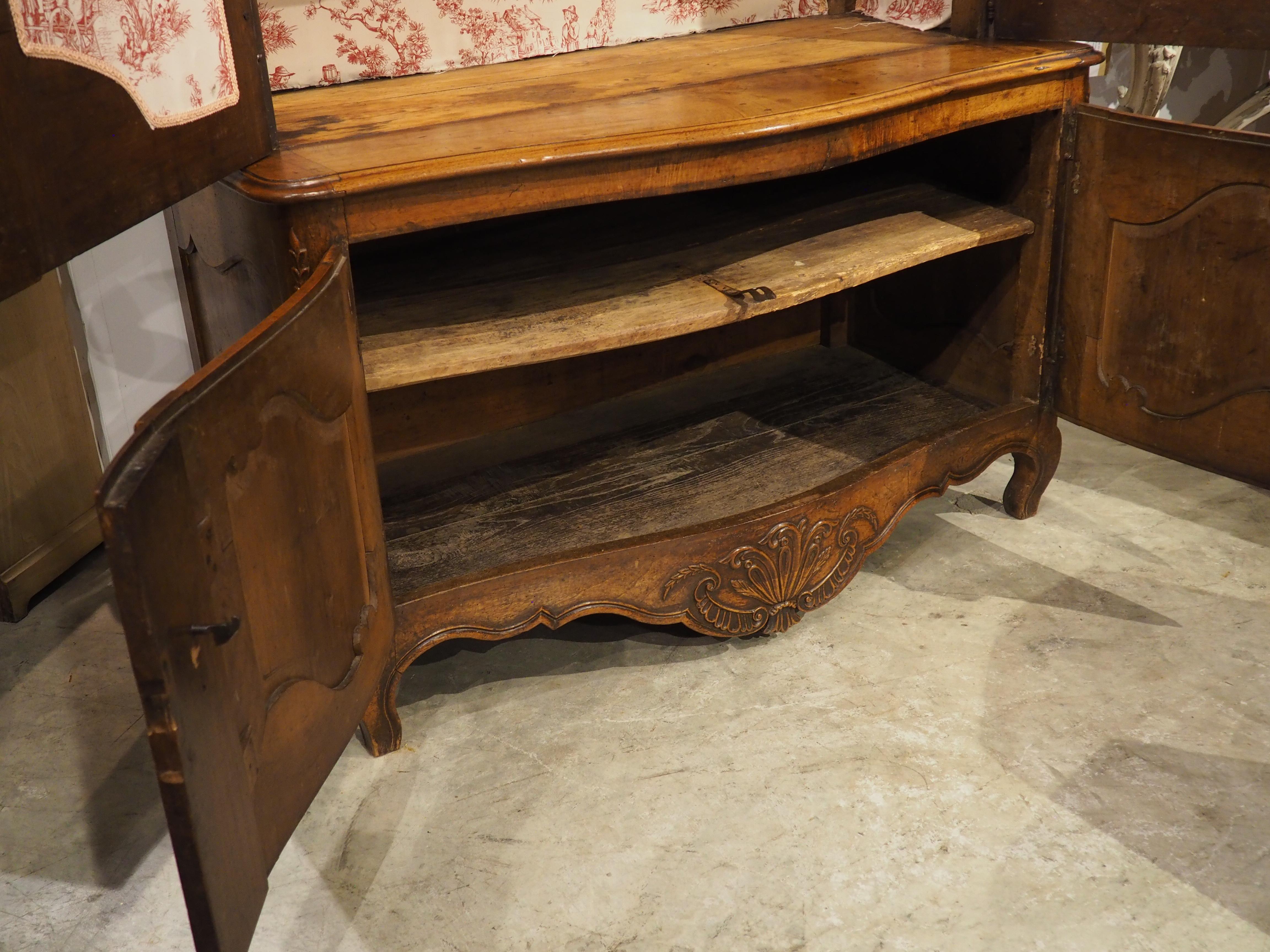 Antique French Transitional Louis XV / XVI Nussbaum Buffet Deux Corps, CIRCA 1780 im Angebot 10