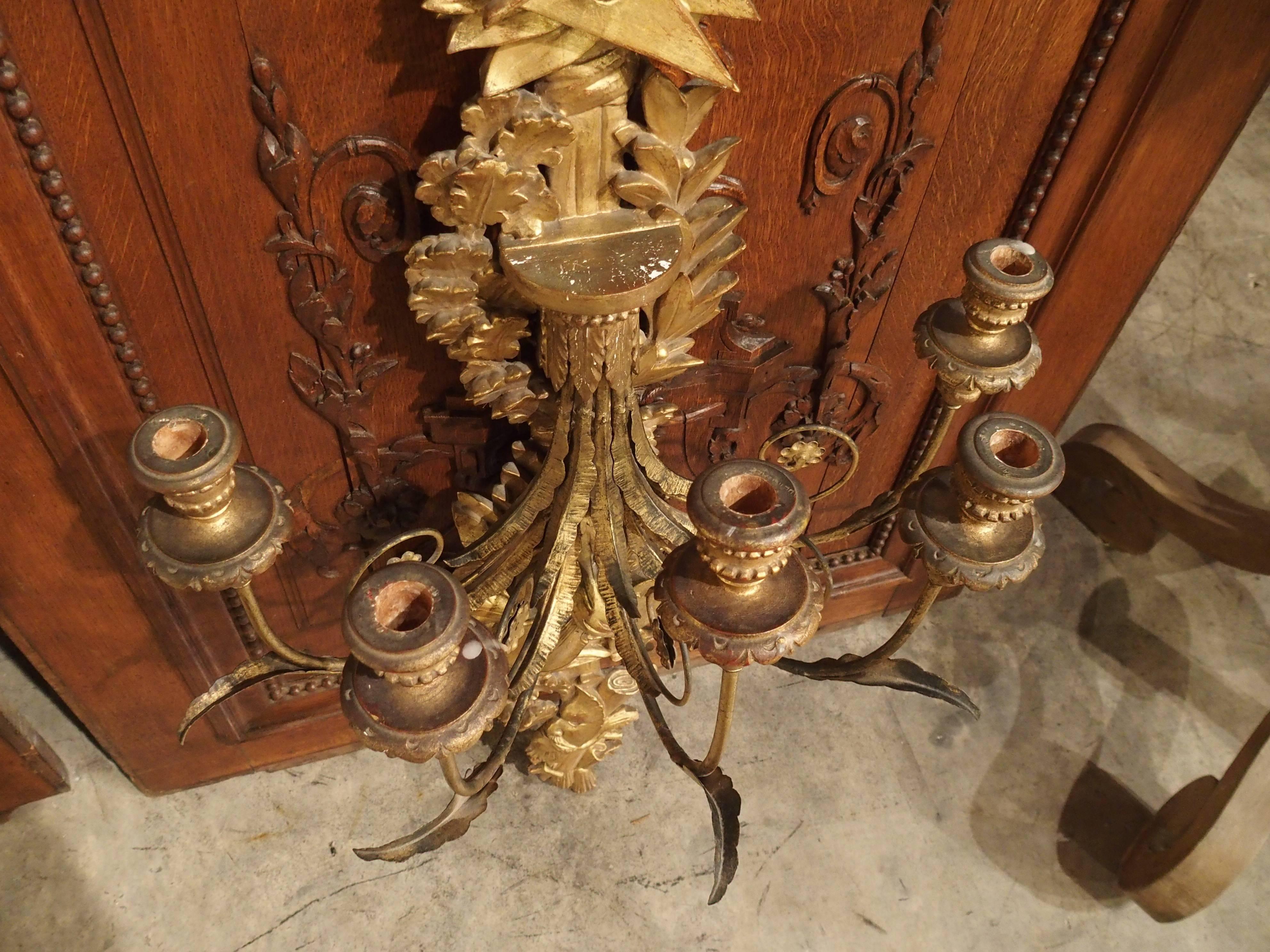 Italian Giltwood and Gilded Wrought Iron Five-Light Trophy Sconce In Good Condition In Dallas, TX