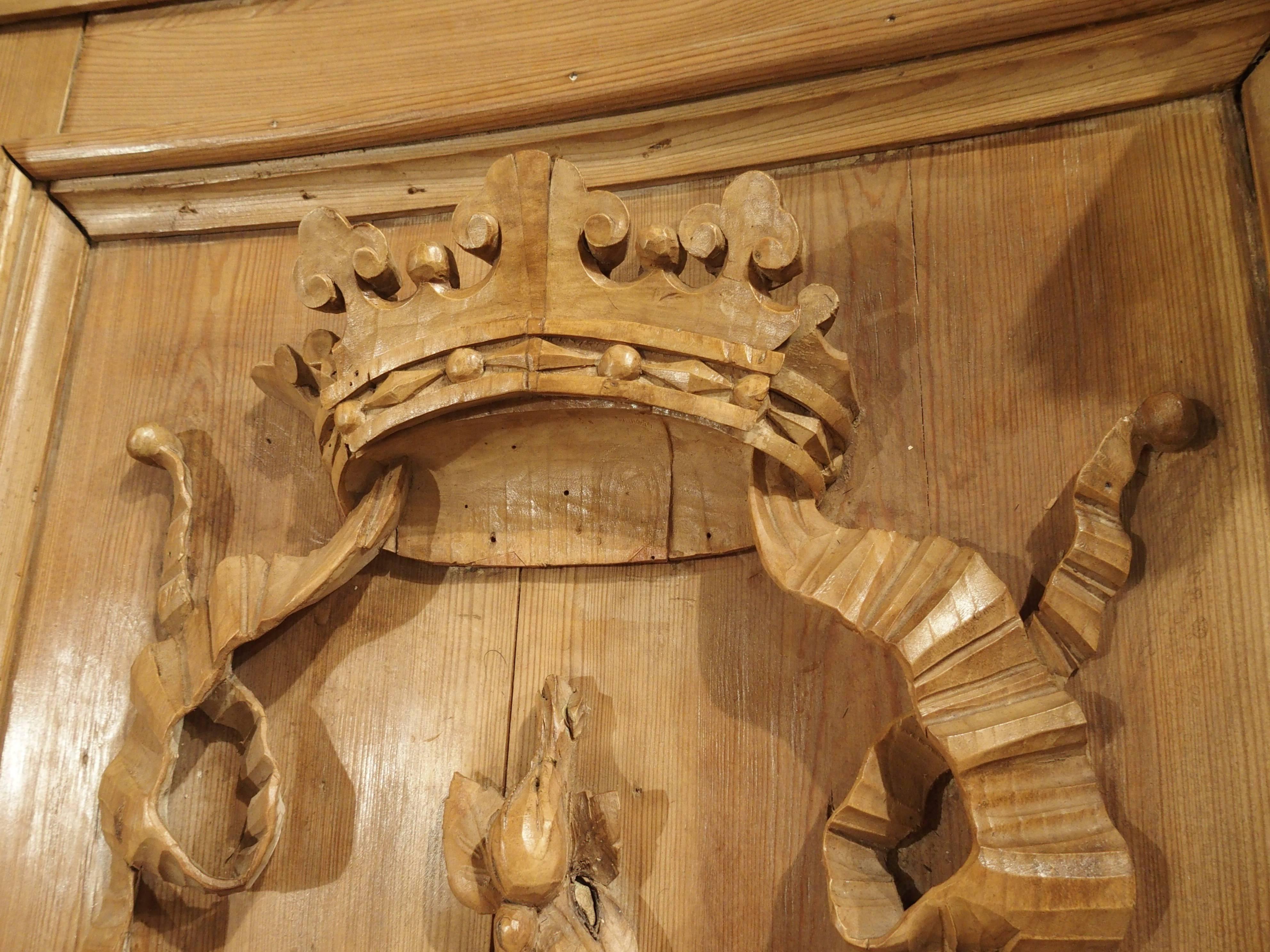 Dieses schöne Stück Boiserie wurde im 17. Jahrhundert aus Weichholz geschnitzt (nur die oberen Teile). Es wurde irgendwann in seiner Geschichte komplett gereinigt (entlackt) und klar gewachst, und vor etwa 15 Jahren fügten die Vorbesitzer das