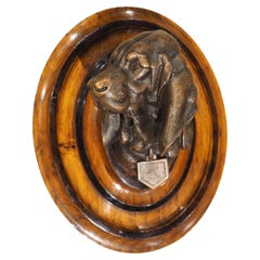 Busto antico francese in bronzo con medaglione, firmato, raffigurante il segugio di Sant'Uberto (1851-1925)