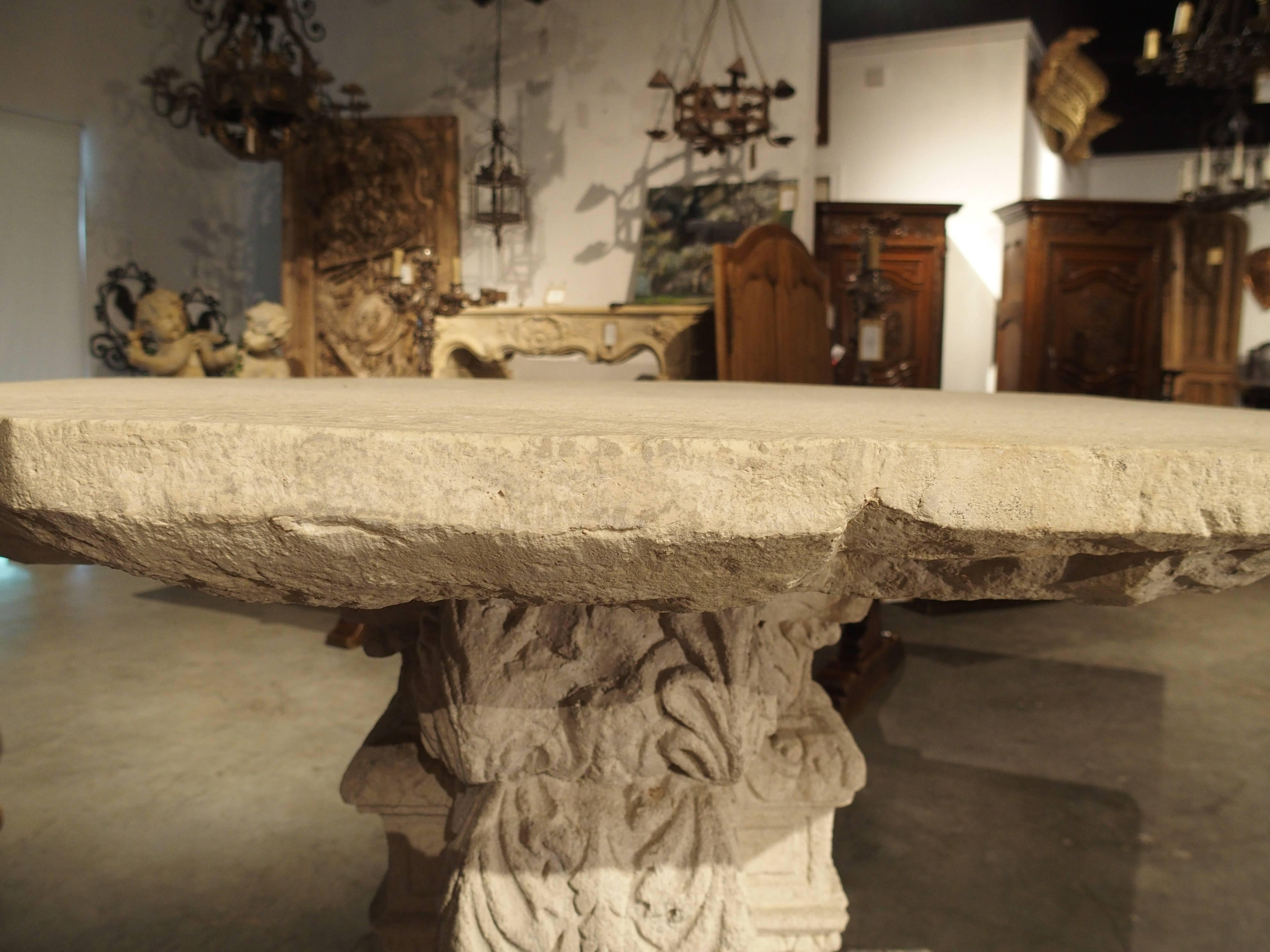 Cette table en pierre de Provence, absolument remarquable et rare, est datée de 1570. D'après l'apparence des motifs sculptés à la main, la sculpture a probablement été réalisée par des Italiens vivant en France à l'époque. La pierre sous le plateau