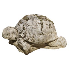 Adorno de jardín francés con forma de tortuga de piedra reconstituida, siglo XX.