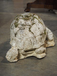 Adorno de jardín francés con forma de tortuga de piedra reconstituida, siglo XX.